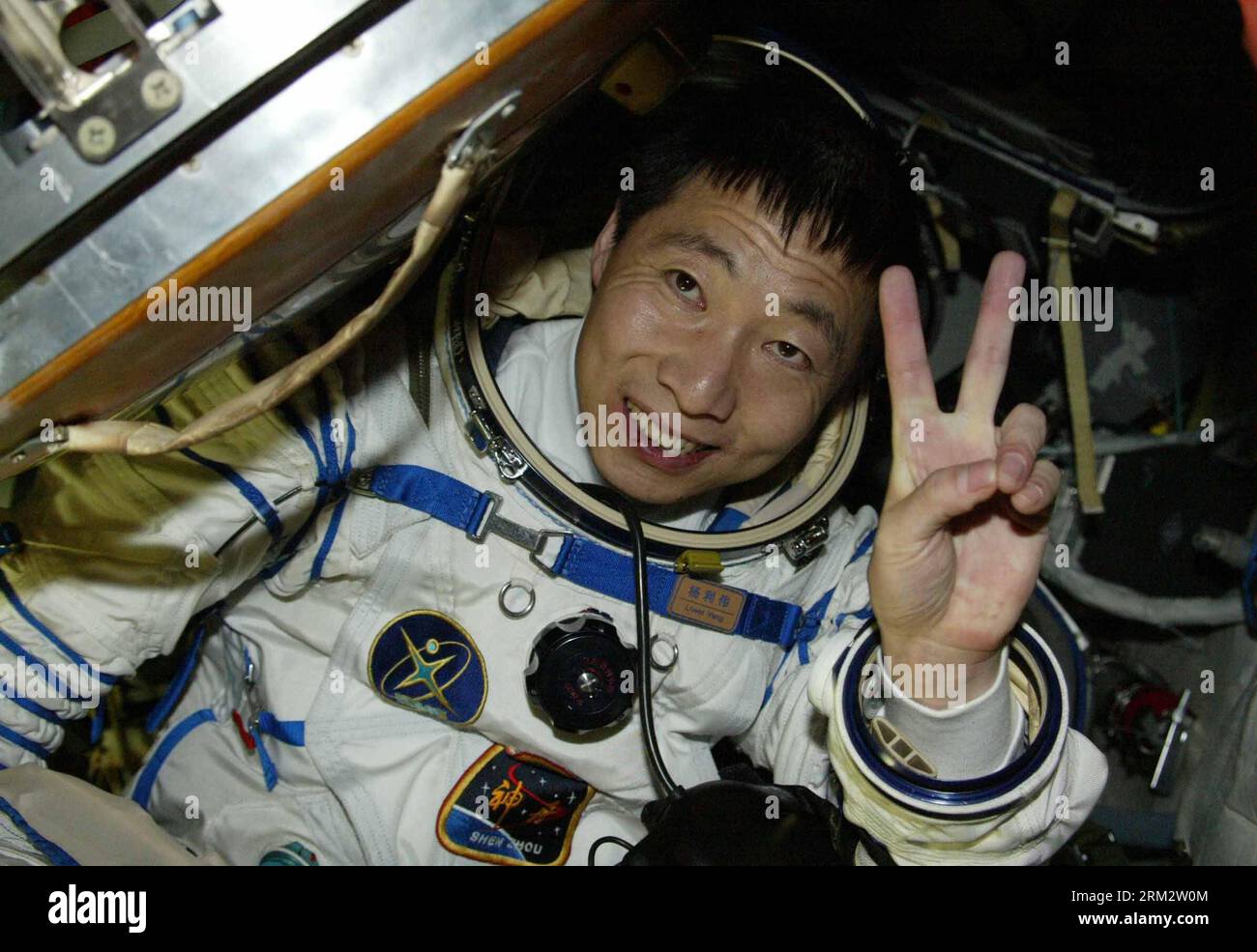 Bildnummer: 59903271 Datum: 26.06.2013 Copyright: Imago/XINHUA (130626) -- PEKÍN, 26 de junio de 2013 (Xinhua) -- Foto de archivo tomada el 16 de octubre de 2003 muestra al astronauta Yang Liwei saliendo de la cápsula de reentrada de la nave espacial Shenzhou-5 de China después de su exitoso aterrizaje en la Región Autónoma de Mongolia Interior del norte de China. Un total de 10 astronautas chinos han cumplido su misión espacial en los últimos 10 años. (Xinhua/Wang Jianmin) (RY) CHINA-SCIENCE-ASTRONAUTAS (CN) PUBLICATIONxNOTxINxCHN Wissenschaft Raumfahrt Landung Astronaut Rückkehr Fotostory xas x0x 2013 quer Aufmacher premi Foto de stock