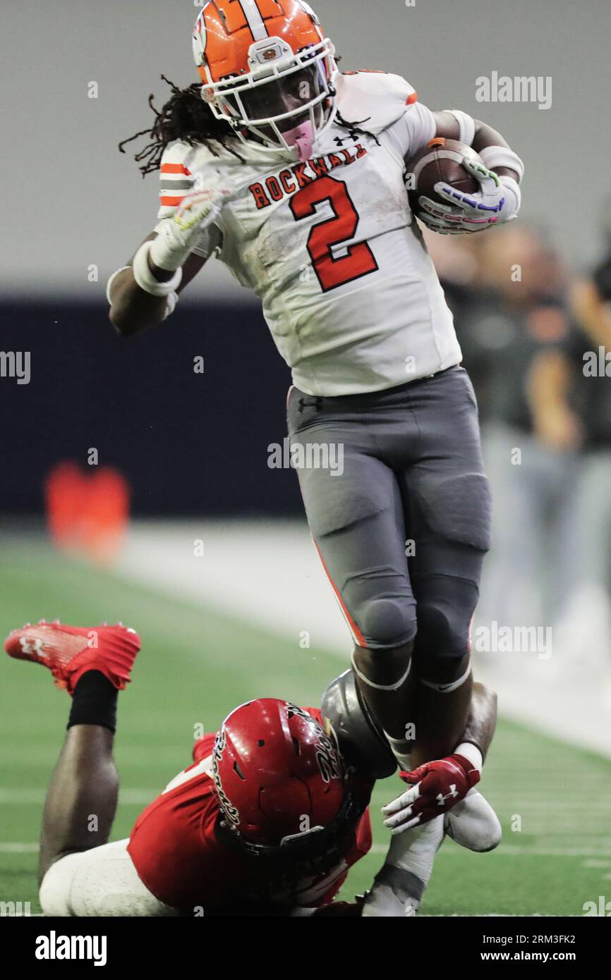 Frisco, Texas, EE.UU. 26º de agosto de 2023. ASHTEN EMORY (2) de Rockwall gana yardas en una carrera mientras KENRICK STRONG (22) de Cedar Hill intenta frenar su progreso durante el tercer cuarto del tercer clásico anual Jerry Jones en el Ford Center en Frisco, Texas. Rockwall derrotó a Cedar Hill 56-21. (Imagen de crédito: © Brian McLean/ZUMA Press Wire) ¡USO EDITORIAL SOLAMENTE! ¡No para USO comercial! Crédito: ZUMA Press, Inc./Alamy Live News Foto de stock