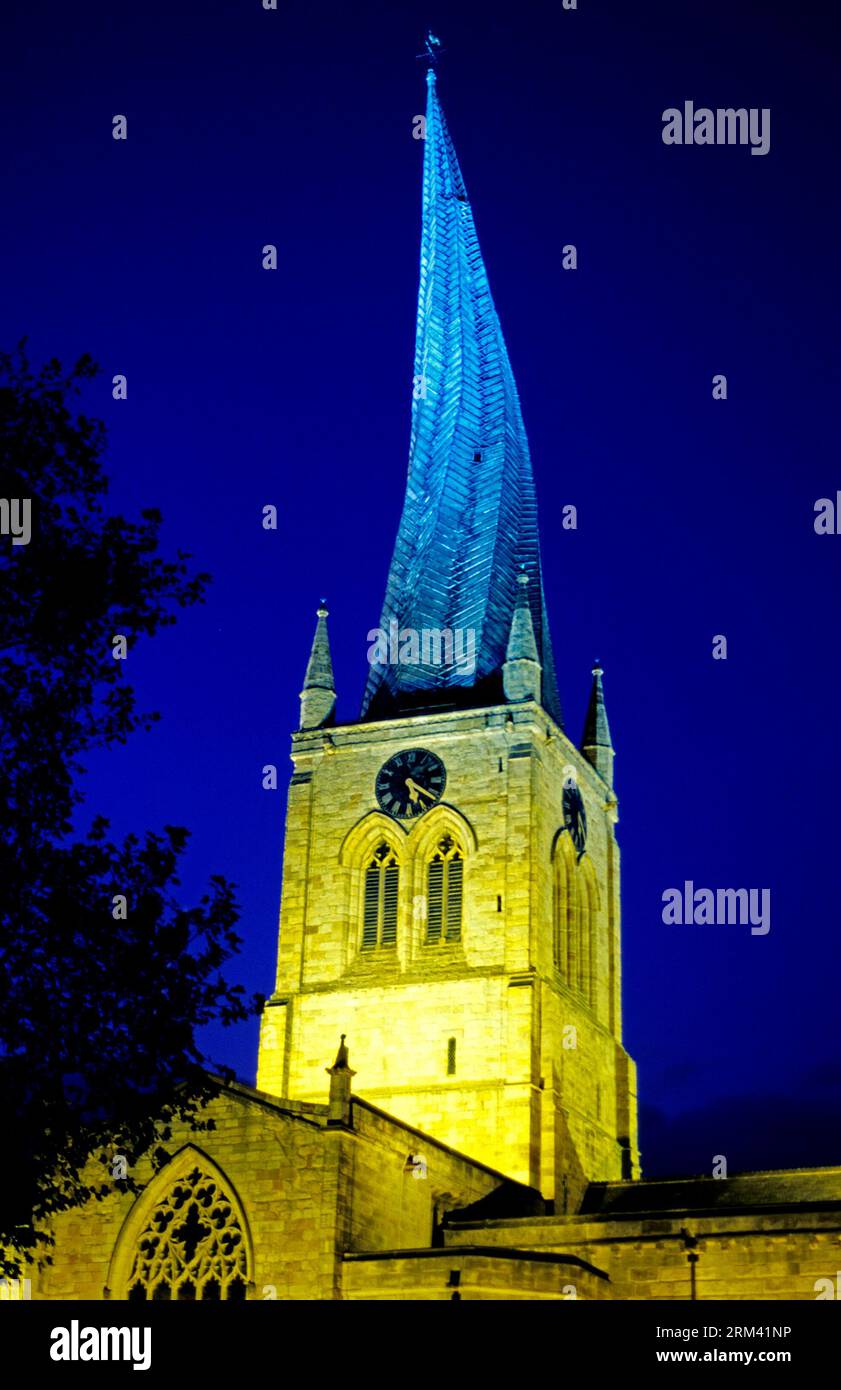 Chesterfield church, Crooked Spire, Noche, Iluminado, Derbyshire, Inglaterra, Reino Unido Foto de stock