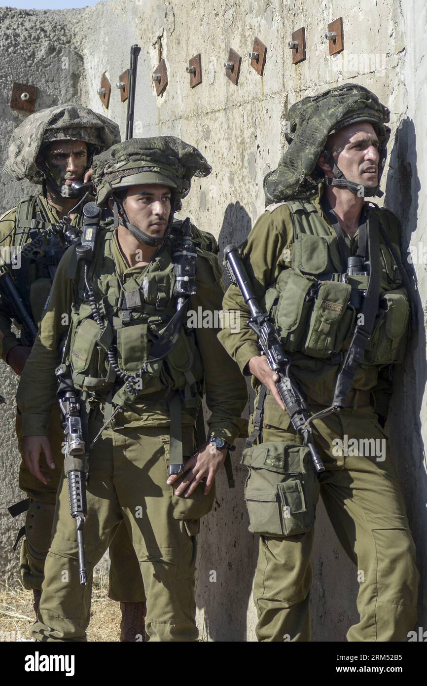 Bildnummer: 60554575 Datum: 02.10.2013 Copyright: Imago/Xinhua (131002) -- ALTOS DEL GOLÁN, 2 de octubre de 2013 (Xinhua) -- Soldados israelíes toman posición de tiro durante un simulacro en los Altos del Golán, el 2 de octubre de 2013. El ministro de Defensa israelí, Moshe Ya Alon, dijo el miércoles que aunque las relaciones entre Israel y los Estados Unidos son excelentes, los dos países tienen desacuerdos sobre Irán. Ya Alon hizo los comentarios durante una visita a una base militar en el norte de Israel, luego de los comentarios del primer ministro israelí Benjamin Netanyahu en la Asamblea General de la ONU en Nueva York el martes. (Xinhua/JINI) MID Foto de stock