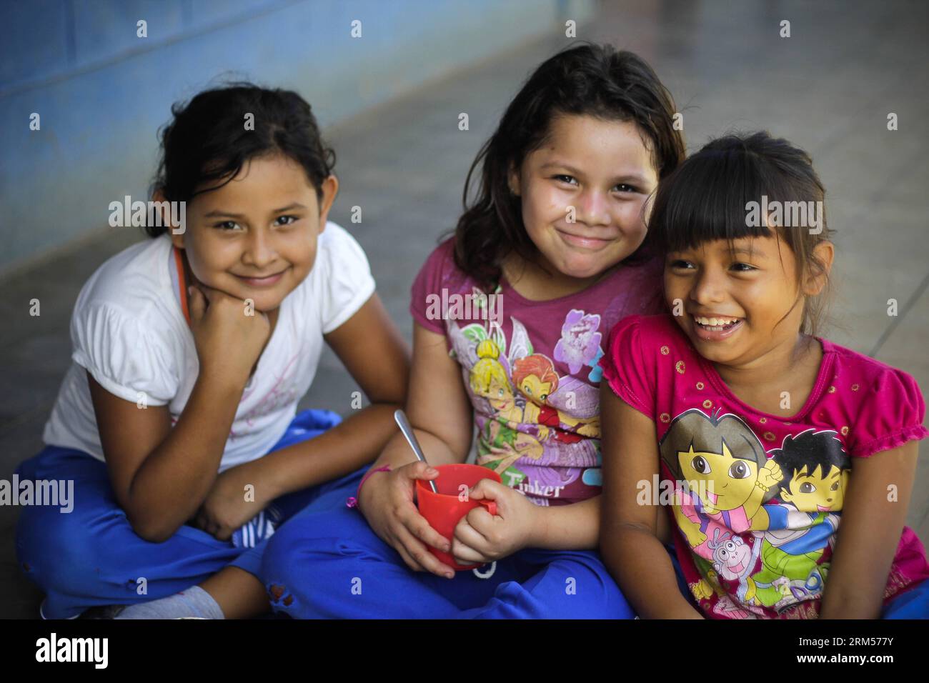 Bildnummer: 60590888 Datum: 10.10.2013 Copyright: Imago/Xinhua SUCHITOTO, (Xinhua) -- Foto tomada el 10 de octubre de 2013, muestra a chicas sonriendo a fotógrafos en una escuela pública en la ciudad de Suchitoto, 44km al norte de San Salvador, capital de El Salvador. La Asamblea General de las Naciones Unidas (AGNU) adoptó en 2011 una resolución para declarar el 11 de octubre como el Día Internacional de la Niña, para reconocer y proteger los derechos de las niñas. (Xinhua/Oscar Rivera) EL SALVADOR-SUCHITOTO-SOCIEDAD-NIÑAS DÍA PUBLICATIONxNOTxINxCHN Gesellschaft Kind Einheimische Mädchen Land Leute x2013 quer 60590888 Fecha 10 10 Foto de stock