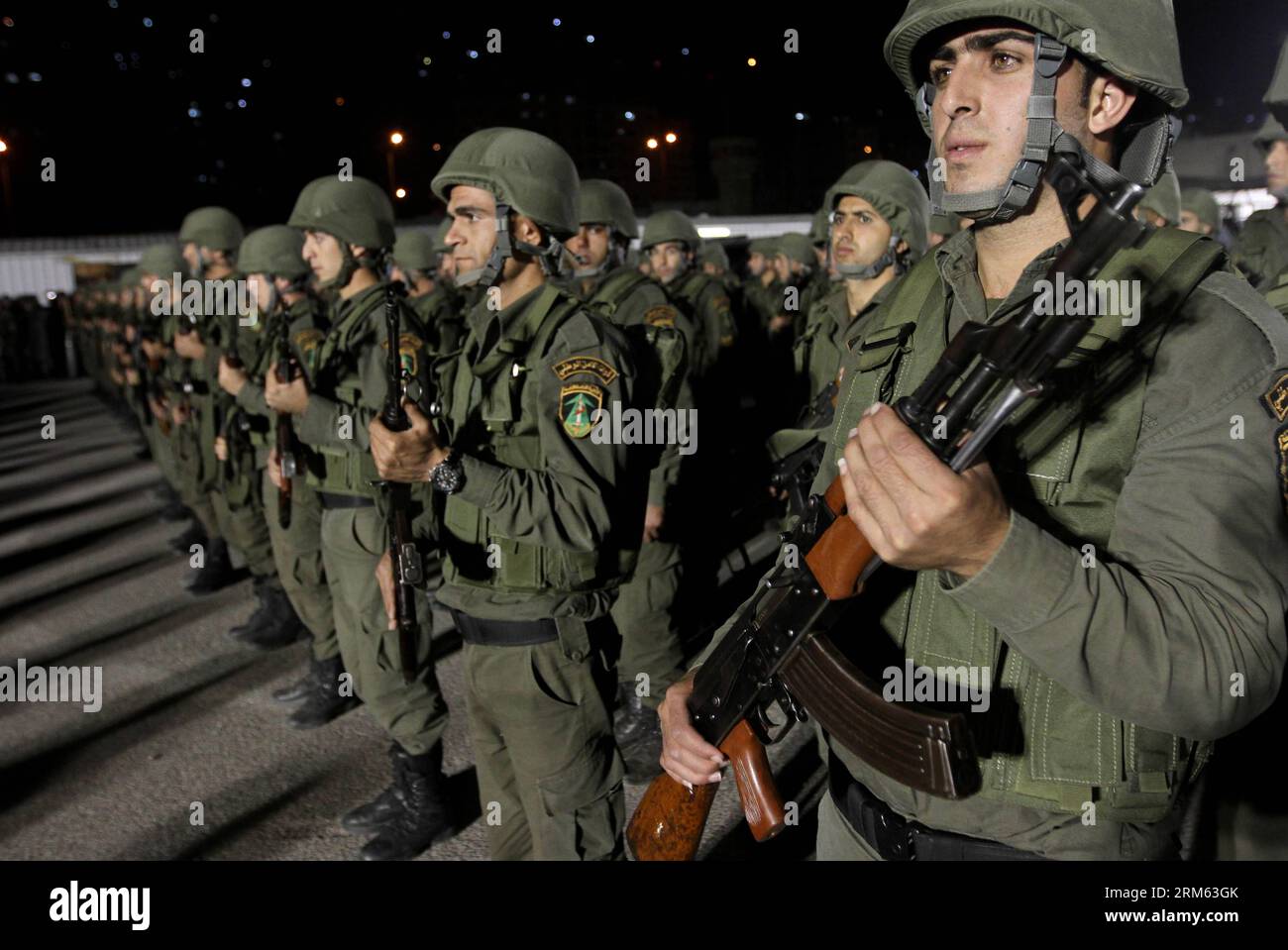 Número de archivo: 60786839 Fecha: 02.12.2013 Derechos de autor: Imago/Xinhua NABLUS, 2 de diciembre de 2013 - Miembros de las fuerzas de seguridad palestinas participan en un mitin militar en la ciudad de Nablus, Cisjordania, el 2 de diciembre de 2013. Funcionarios dijeron que cientos de fuerzas palestinas se desplegaron en el distrito de Nablus, en el norte de Cisjordania, reforzando la presencia de seguridad y persiguiendo a hombres armados palestinos buscados. (Xinhua/Ayman Nobani) MIDEAST-NABLUS-MILITAR-RALLY PUBLICATIONxNOTxINxCHN Gesellschaft x0x sk 2013 quer Aufmacher premiumd Foto de stock