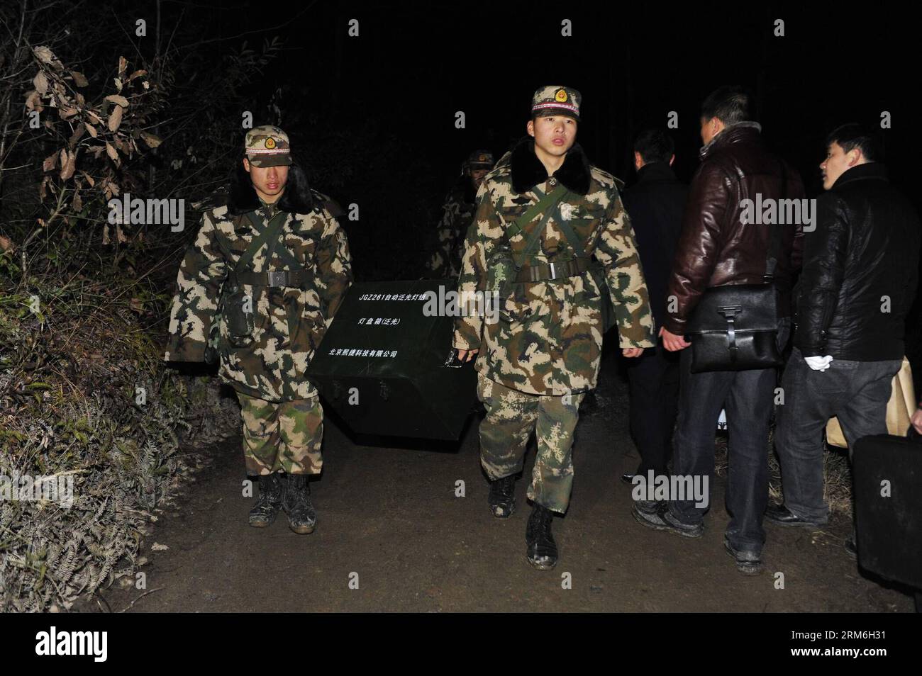 (140113) -- KAILI, 13 de enero de 2014 (Xinhua) -- Los rescatistas transportan mercancías de socorro al lugar donde ocurrió una explosión en la ciudad de Longchang, Kaili, provincia de Guizhou, suroeste de China, 13 de enero de 2014. Catorce personas murieron mientras que otras siete resultaron heridas en la explosión aquí el lunes, dijo el gobierno local. La investigación sobre el caso está ahora en pleno apogeo. (Xinhua/OU Dongqu) (hdt) CHINA-GUIZHOU-BLAST (CN) PUBLICATIONxNOTxINxCHN Kaili Jan 13 2014 XINHUA Rescate Transporte Artículos de socorro al lugar donde ocurrió la explosión en la ciudad de Long Chang Kaili Suroeste de China S Guizhou Provincia Jan 13 2 Foto de stock