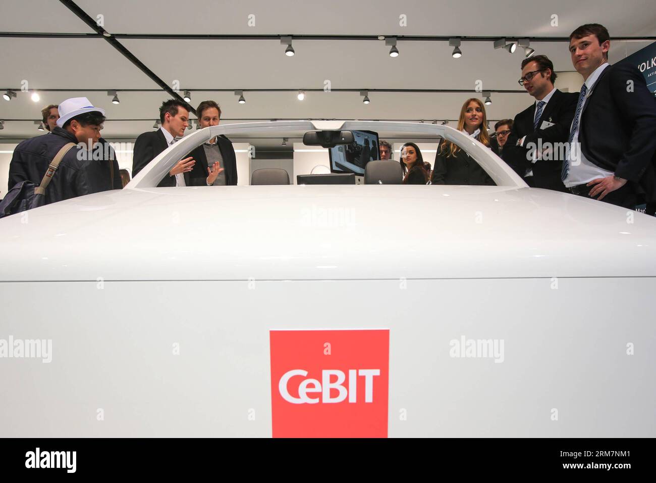 (140310) -- HANNOVER, 10 de marzo de 2014 (Xinhua) -- La gente ve un modelo de un automóvil Audi sin conductor de la feria tecnológica CeBIT en Hannover, Alemania, 10 de marzo de 2014. CeBIT, la feria líder mundial en la industria de las tecnologías de la información y la comunicación, abrió sus puertas el lunes en Hannover, con la participación de unos 3.400 expositores de 70 países y regiones. (Xinhua/Zhang Fan) ALEMANIA-HANNOVER-CEBIT PUBLICATIONxNOTxINxCHN HANNOVER Marzo 10 2014 XINHUA Celebridades Ver un modelo de coche Audi de la feria CeBit Tech en Hanóver Alemania Marzo 10 2014 CeBit The World S Leading Exhibition in Foto de stock