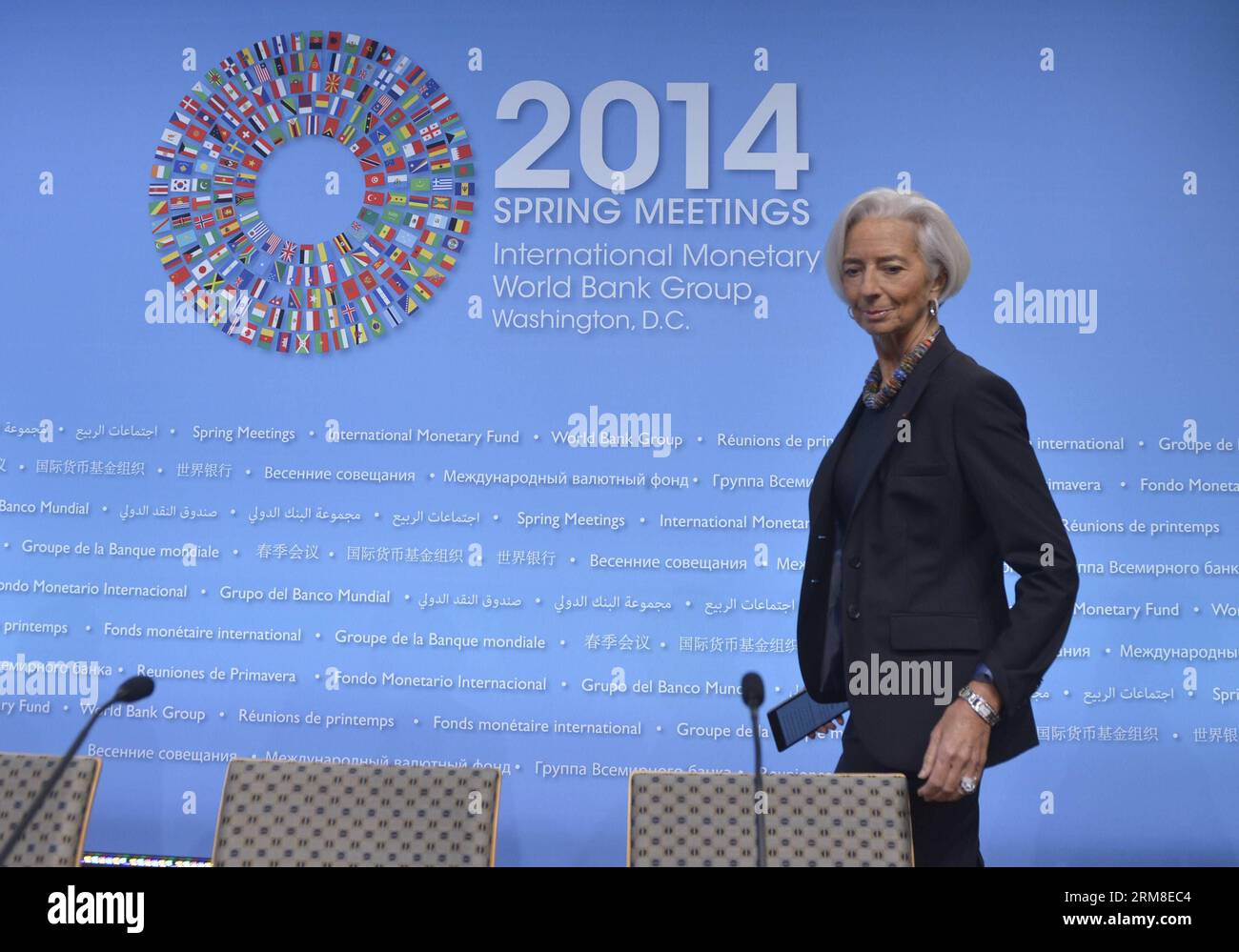 Christine Lagarde, Directora Gerente del Fondo Monetario Internacional (FMI), asiste a una conferencia de prensa antes de las reuniones de primavera del FMI y el Banco Mundial en la sede del FMI en Washington D.C., capital de Estados Unidos, el 10 de abril de 2014. Lagarde dijo el jueves que no caracterizaría el reciente aumento de la variación del yuan chino en RMB como una depreciación prevista de la moneda, sino un movimiento en la dirección de la internacionalización del yuan. (Xinhua/Yin Bogu) (zj) EE.UU.-WASHINGTONG D.C.-FMI-BANCO MUNDIAL-REUNIONES DE PRIMAVERA PUBLICATIONxNOTxINxCHN Washington D. C. Foto de stock