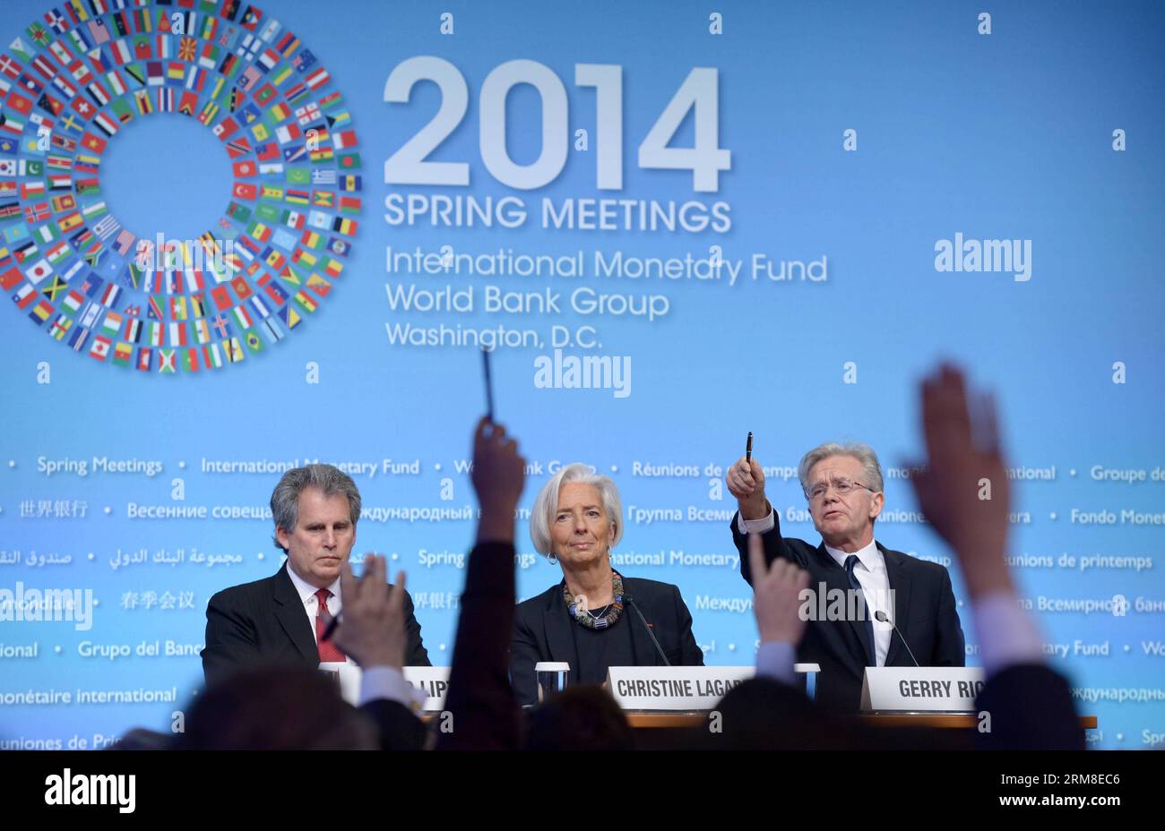 LA Directora Gerente del Fondo Monetario Internacional (FMI), Christine Lagarde (C), asiste a una conferencia de prensa antes de las reuniones de primavera del FMI y el Banco Mundial en la sede del FMI en Washington D.C., capital de Estados Unidos, el 10 de abril de 2014. Lagarde dijo el jueves que no caracterizaría el reciente aumento de la variación del yuan chino en RMB como una depreciación prevista de la moneda, sino un movimiento en la dirección de la internacionalización del yuan. (Xinhua/Yin Bogu) (zj) EE.UU.-WASHINGTONG D.C.-FMI-BANCO MUNDIAL-REUNIONES DE PRIMAVERA PUBLICATIONxNOTxINxCHN WASHINGTON D C Manag Foto de stock