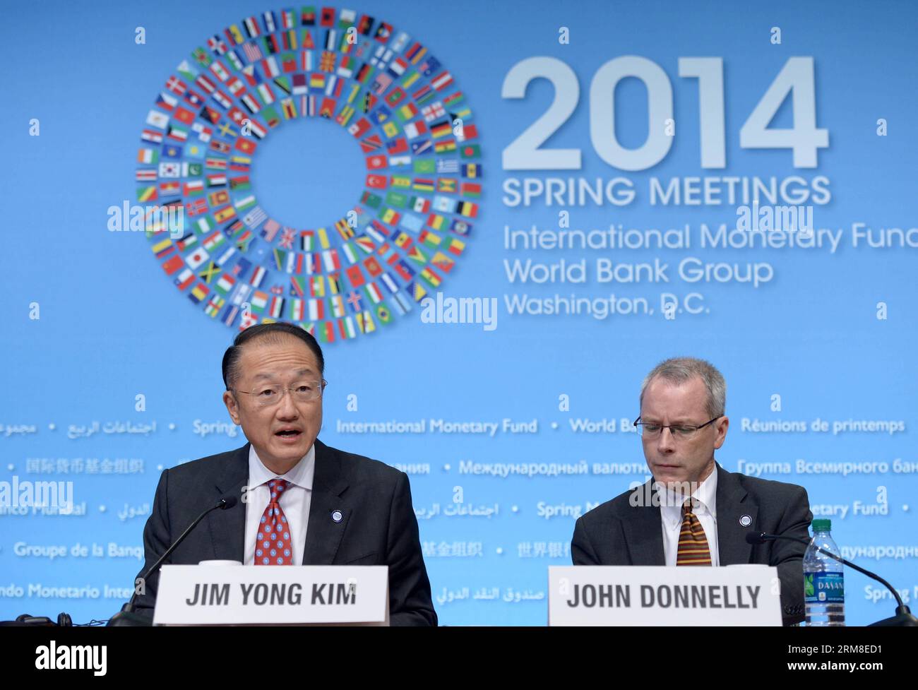WASHINGTON D.C., el Presidente del Banco Mundial, Jim Yong Kim (izq.), habla en una conferencia de prensa antes de las reuniones de primavera del FMI y el Banco Mundial para publicar un informe en la sede del FMI en Washington D.C., capital de Estados Unidos, el 10 de abril de 2014. Para reducir la pobreza, los países necesitan mejorar el crecimiento con políticas que asignen más recursos a los pobres extremos, según el nuevo informe del Banco Mundial publicado el jueves (Xinhua/Yin Bogu). EE.UU.-WASHINGTON-WORLD BANK-REPORT PUBLICATIONxNOTxINxCHN WASHINGTON D C El presidente del Banco Mundial, Jim Yong Kim, habla EN una conferencia de prensa ante el FMI y la prohibición mundial Foto de stock