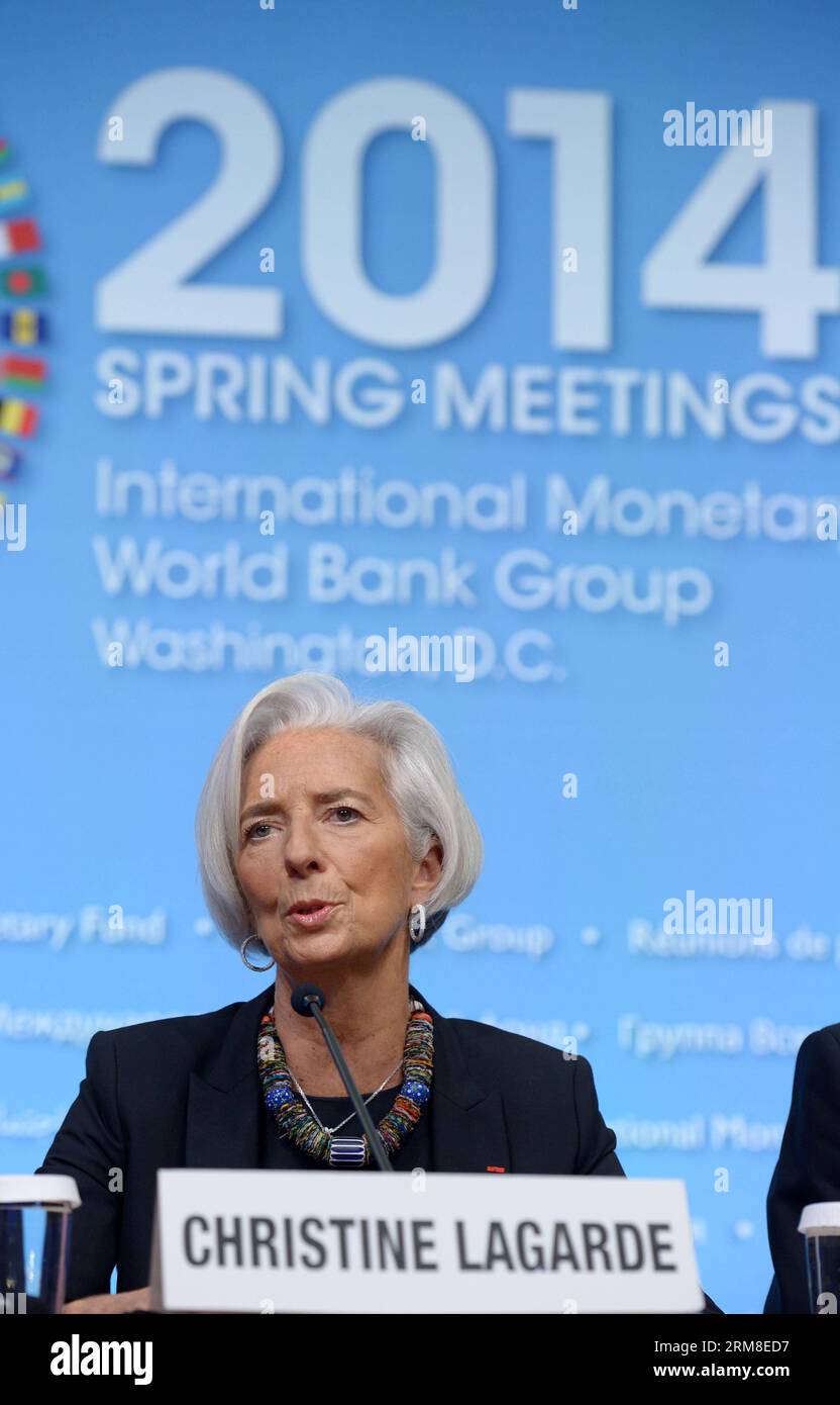 Christine Lagarde, Directora Gerente del Fondo Monetario Internacional (FMI), habla durante una conferencia de prensa ante las reuniones de primavera del FMI y el Banco Mundial en la sede del FMI en Washington D.C., capital de Estados Unidos, el 10 de abril de 2014. Lagarde dijo el jueves que no caracterizaría el reciente aumento de la variación del yuan chino en RMB como una depreciación prevista de la moneda, sino un movimiento en la dirección de la internacionalización del yuan. (Xinhua/Yin Bogu) (zj) EE.UU.-WASHINGTONG D.C.-FMI-BANCO MUNDIAL-REUNIONES DE PRIMAVERA PUBLICATIONxNOTxINxCHN Washington D C Hombre Foto de stock