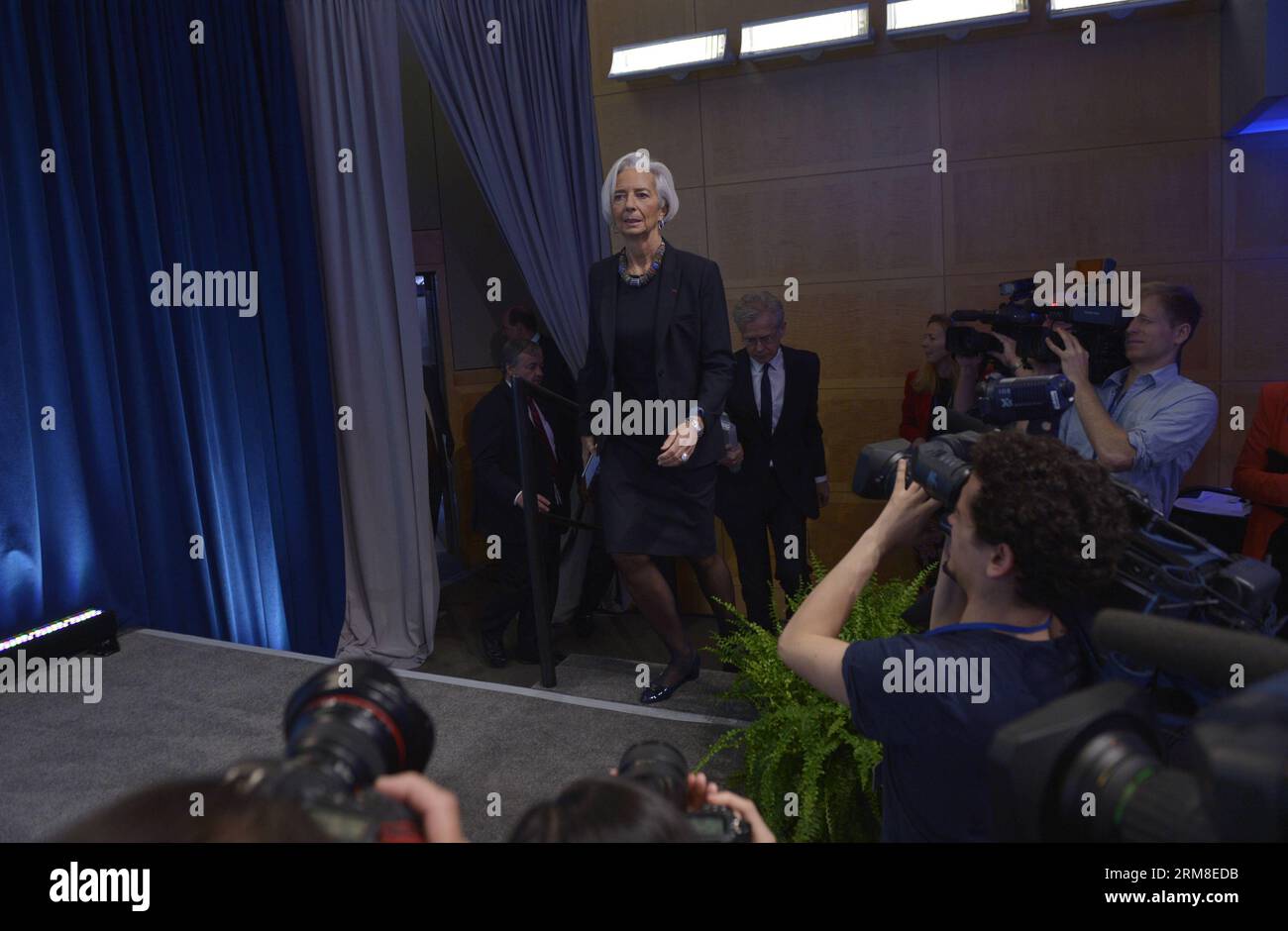 Christine Lagarde, Directora Gerente del Fondo Monetario Internacional (FMI), asiste a una conferencia de prensa antes de las reuniones de primavera del FMI y el Banco Mundial en la sede del FMI en Washington D.C., capital de Estados Unidos, el 10 de abril de 2014. Lagarde dijo el jueves que no caracterizaría el reciente aumento de la variación del yuan chino en RMB como una depreciación prevista de la moneda, sino un movimiento en la dirección de la internacionalización del yuan. (Xinhua/Yin Bogu) (zj) EE.UU.-WASHINGTONG D.C.-FMI-BANCO MUNDIAL-REUNIONES DE PRIMAVERA PUBLICATIONxNOTxINxCHN Washington D. C. Foto de stock