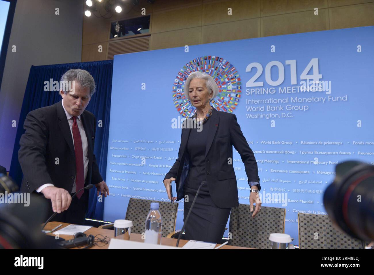 LA Directora Gerente del Fondo Monetario Internacional (FMI), Christine Lagarde (R), asiste a una conferencia de prensa antes de las reuniones de primavera del FMI y el Banco Mundial en la sede del FMI en Washington D.C., capital de Estados Unidos, el 10 de abril de 2014. Lagarde dijo el jueves que no caracterizaría el reciente aumento de la variación del yuan chino en RMB como una depreciación prevista de la moneda, sino un movimiento en la dirección de la internacionalización del yuan. (Xinhua/Yin Bogu) (zj) EE.UU.-WASHINGTONG D.C.-FMI-BANCO MUNDIAL-REUNIONES DE PRIMAVERA PUBLICATIONxNOTxINxCHN WASHINGTON D C Manag Foto de stock