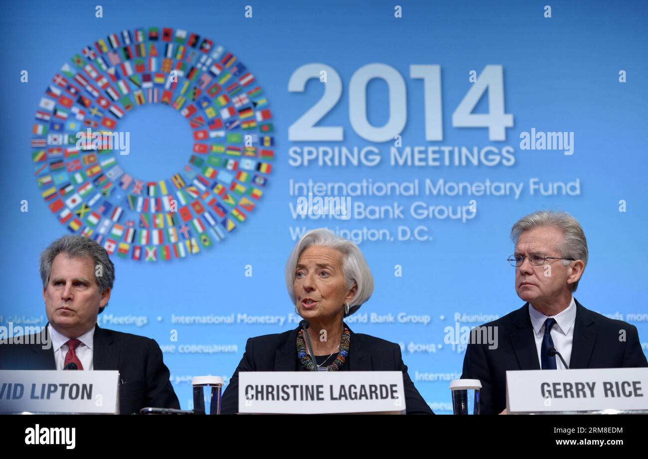 Christine Lagarde (C), Directora Gerente del Fondo Monetario Internacional (FMI), habla durante una conferencia de prensa antes de las reuniones de primavera del FMI y el Banco Mundial en la sede del FMI en Washington D.C., capital de Estados Unidos, el 10 de abril de 2014. Lagarde dijo el jueves que no caracterizaría el reciente aumento de la variación del yuan chino en RMB como una depreciación prevista de la moneda, sino un movimiento en la dirección de la internacionalización del yuan. (Xinhua/Yin Bogu) (zj) EE.UU.-WASHINGTONG D.C.-FMI-BANCO MUNDIAL-REUNIONES DE PRIMAVERA PUBLICATIONxNOTxINxCHN WASHINGTON D C Foto de stock
