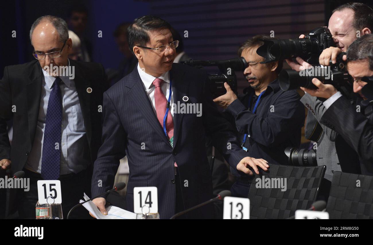 Shi Yaobin, viceministro de finanzas chino, asiste a la reunión plenaria del Comité de Desarrollo en la 2014 Reunión de Primavera del Fondo Monetario Internacional (FMI) y el Banco Mundial en el Auditorio Preston de la sede del Banco Mundial en Washington D.C., capital de los Estados Unidos, el 12 de abril de 2014. (Xinhua/Bao Dandan) EE.UU.-WASHINGTON-WB-FMI-SPRING REUNION PUBLICATIONxNOTxINxCHN Shi Vice Ministros de Finanzas de China asisten a la Reunión Plenaria del Comité de Desarrollo EN la 2014 Reunión de Primavera del Fondo Monetario Internacional FMI y del Banco Mundial EN el Auditorio Preston de Foto de stock