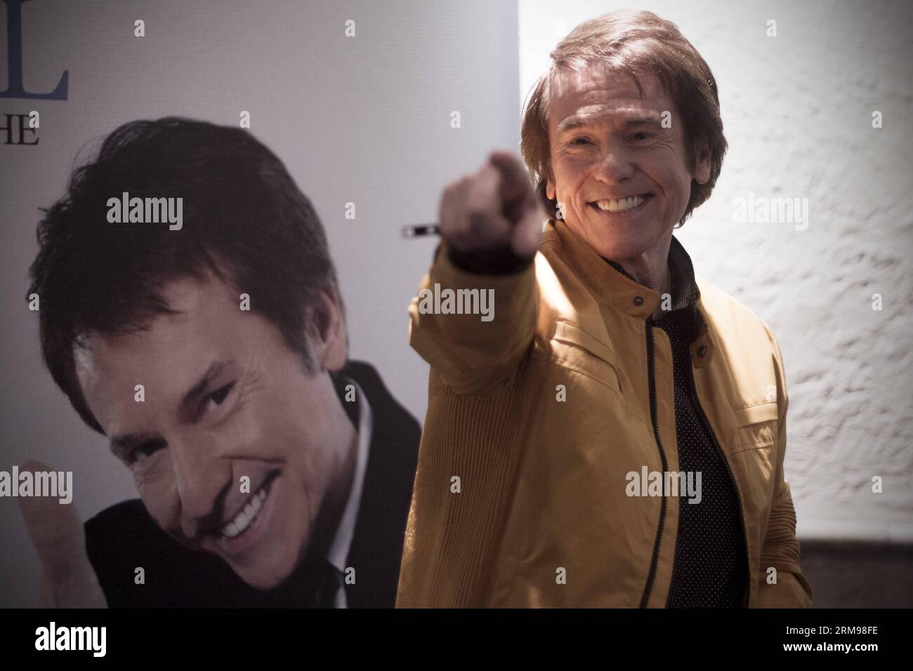 (140512) -- CIUDAD DE MÉXICO, 12 de mayo de 2014 (Xinhua) -- El cantante español Rafael posa durante una conferencia de prensa para anunciar su próxima gira Mi Gran Noche en la Ciudad de México, capital de México, el 12 de mayo de 2014. (Xinhua/Alejandro Ayala) (da) (sp) MEXICO-MEXICO CITY-MÚSICA-RAPHAEL PUBLICATIONxNOTxINxCHN CIUDAD DE MÉXICO 12 2014 DE MAYO EL cantante español XINHUA Raphael posa durante una conferencia de prensa para anunciar su próxima gira Mi Gran Noche Mi Gran Noche Mi Gran Noche en la Capital de México EL 12 2014 de mayo XINHUA Alejandro Ayala Allí SP México PUBLICATIONxNOTxINxCHN Foto de stock