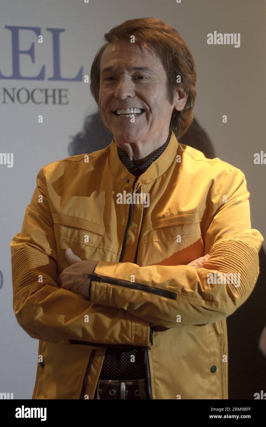 (140512) -- CIUDAD DE MÉXICO, 12 de mayo de 2014 (Xinhua) -- El cantante español Rafael posa durante una conferencia de prensa para anunciar su próxima gira Mi Gran Noche en la Ciudad de México, capital de México, el 12 de mayo de 2014. (Xinhua/Alejandro Ayala) (da) (sp) MEXICO-MEXICO CITY-MÚSICA-RAPHAEL PUBLICATIONxNOTxINxCHN CIUDAD DE MÉXICO 12 2014 DE MAYO EL cantante español XINHUA Raphael posa durante una conferencia de prensa para anunciar su próxima gira Mi Gran Noche Mi Gran Noche Mi Gran Noche en la Capital de México EL 12 2014 de mayo XINHUA Alejandro Ayala Allí SP México PUBLICATIONxNOTxINxCHN Foto de stock