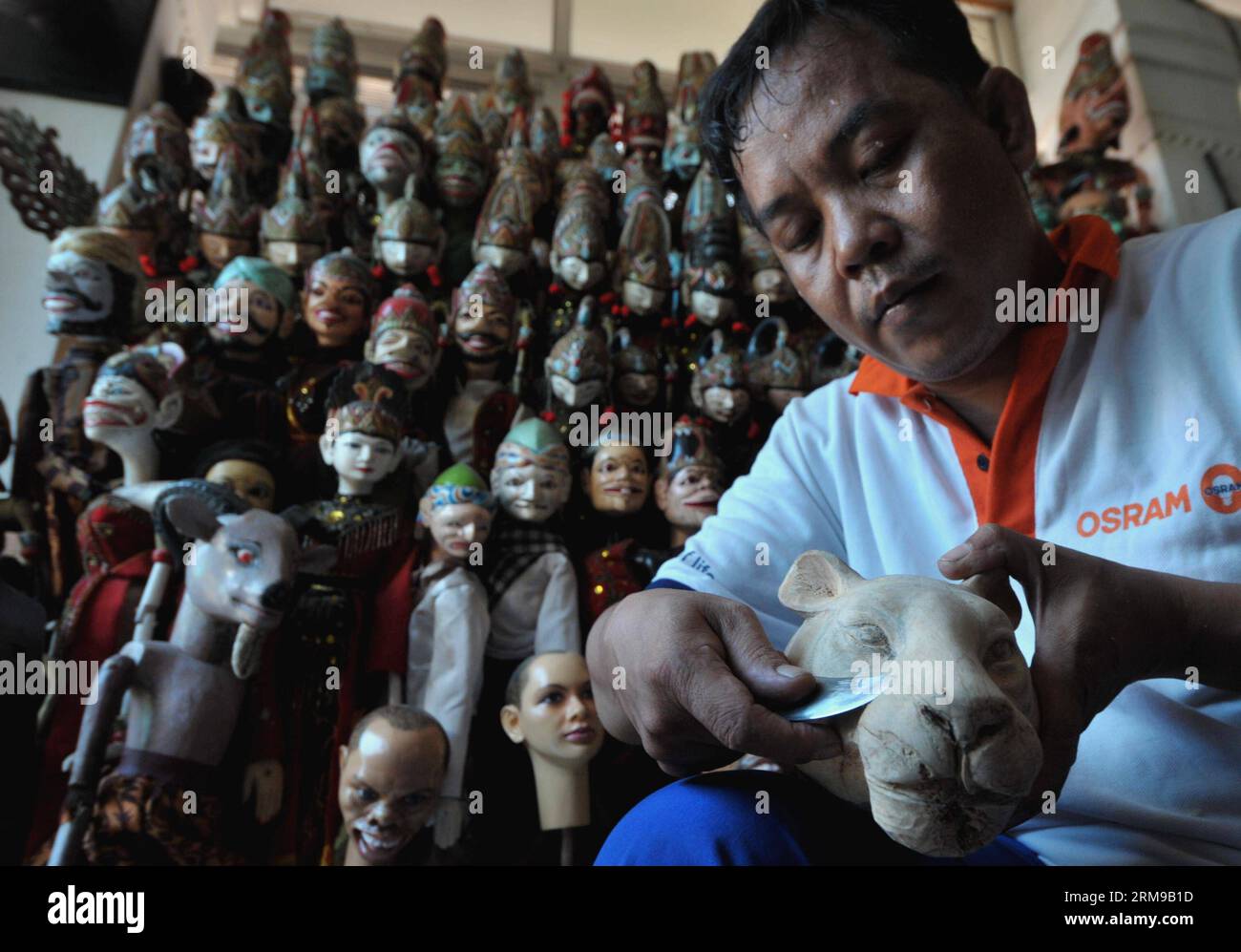(140516) -- YAKARTA, 16 de mayo de 2014 (Xinhua) -- Un trabajador hace una marioneta de madera en un taller de arte en Sunter, en Yakarta Norte, Indonesia, 16 de mayo de 2014. (Xinhua/Agung Kuncahya B.) INDONESIA-YAKARTA-TITLE TALLER PUBLICATIONxNOTxINxCHN Yakarta Mayo 16 2014 XINHUA Un trabajador hace una marioneta de madera EN el taller de arte EN Yakarta Norte Indonesia Mayo 16 2014 XINHUA Agung Kuncahya B Indonesia Yakarta Taller de marionetas PUBLICATIONxNOTxINXINXINXCHN Foto de stock