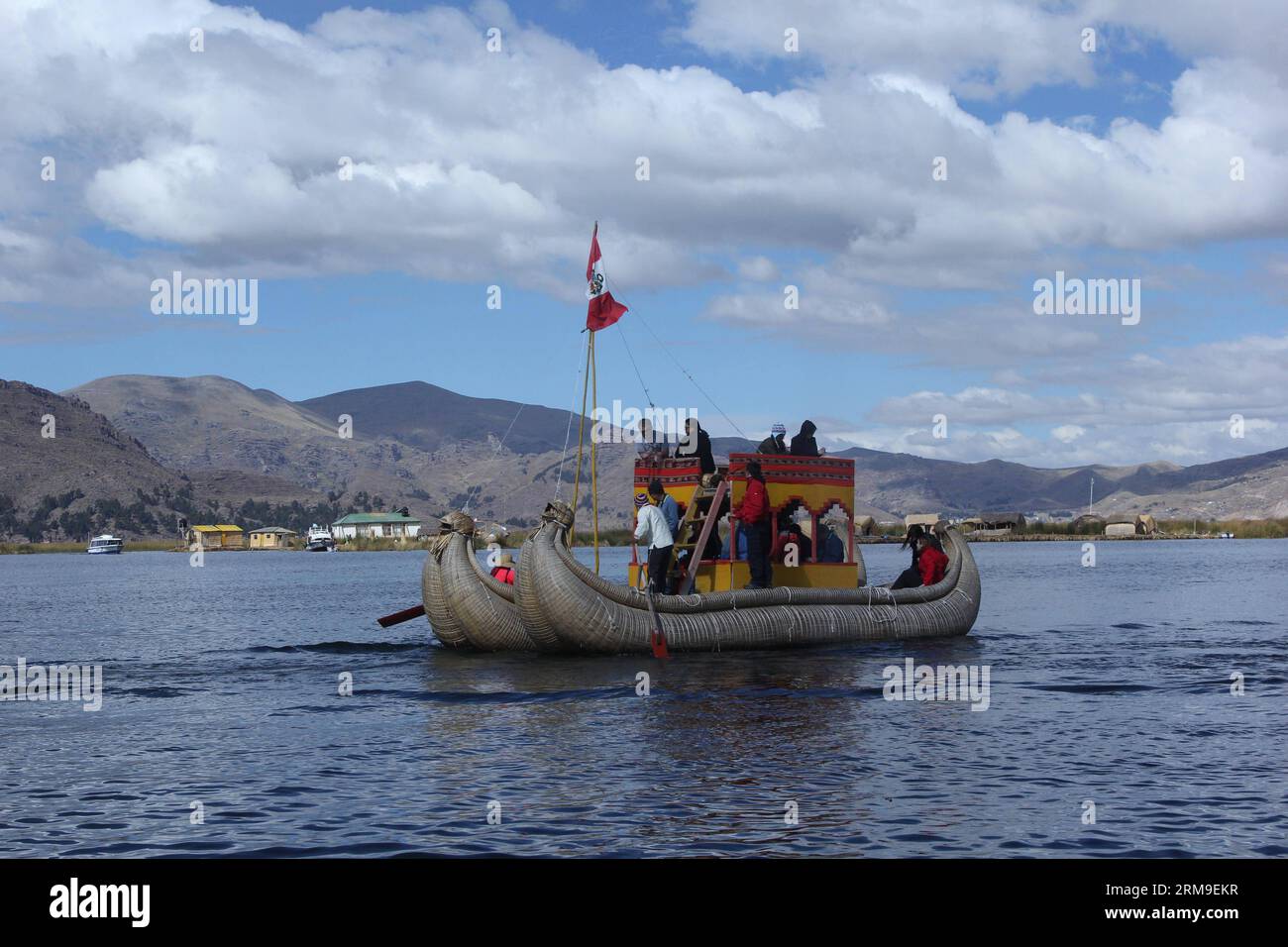 (140520) -- PUNO, 20 de mayo de 2014 (Xinhua) -- Foto tomada el 13 de mayo de 2014, muestra a personas navegando en el lago Titicaca, en el departamento de Puno, Perú. Según la prensa local, la región de Puno tiene muchos atractivos naturales, entre ellos el Lago Titicaca y sus islas flotantes, también tiene atractivos culturales como el corredor quechua, comenzando en Juliaca. El Lago Titicaca se encuentra en la meseta del Collao, a 3.812 metros sobre el nivel del mar, entre Perú y Bolivia, y en él se encuentran las islas de Luna, Taquile, Amantani, Uros y Suriqui. (Xinhua/Luis Camacho) (bxq) PERU-PUNO-INDUSTRIA-TURISMO-SERIE PUBLICATIONxNOTxINxCHN Foto de stock