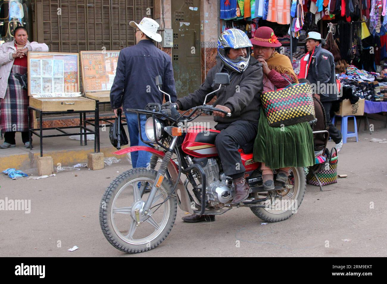 (140520) -- PUNO, 20 de mayo de 2014 (Xinhua) -- La gente monta una moto en la ciudad de Juliaca, Perú, 13 de mayo de 2014. El Lago Titicaca y sus islas flotantes en la región de Puno en Perú no solo tienen atractivos naturales sino también una cultura única debido a la gente quechua de Juliaca que vive allí. El Lago Titicaca se encuentra en la meseta del Collao, con las islas de Luna, Taquile, Amantani, Uros y Suriqui. (Xinhua/Luis Camacho)(zhf) PERU-PUNO-LAGO TITITICATIONXNOTXINXCHN PUNO Mayo 20 2014 Celebridades XINHUA Montan en Motocicleta en la Ciudad de Juliaca Perú Mayo 13 2014 El Lago Titicaca y.. Foto de stock