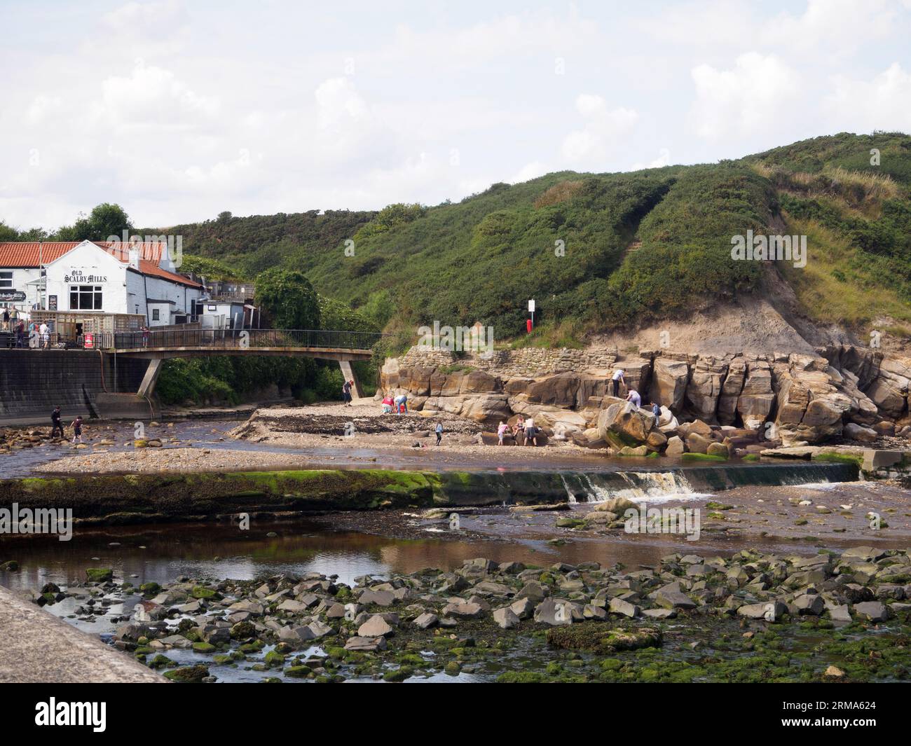 Scarborough North Bay, Scalby Beck entrando en la bahía Foto de stock