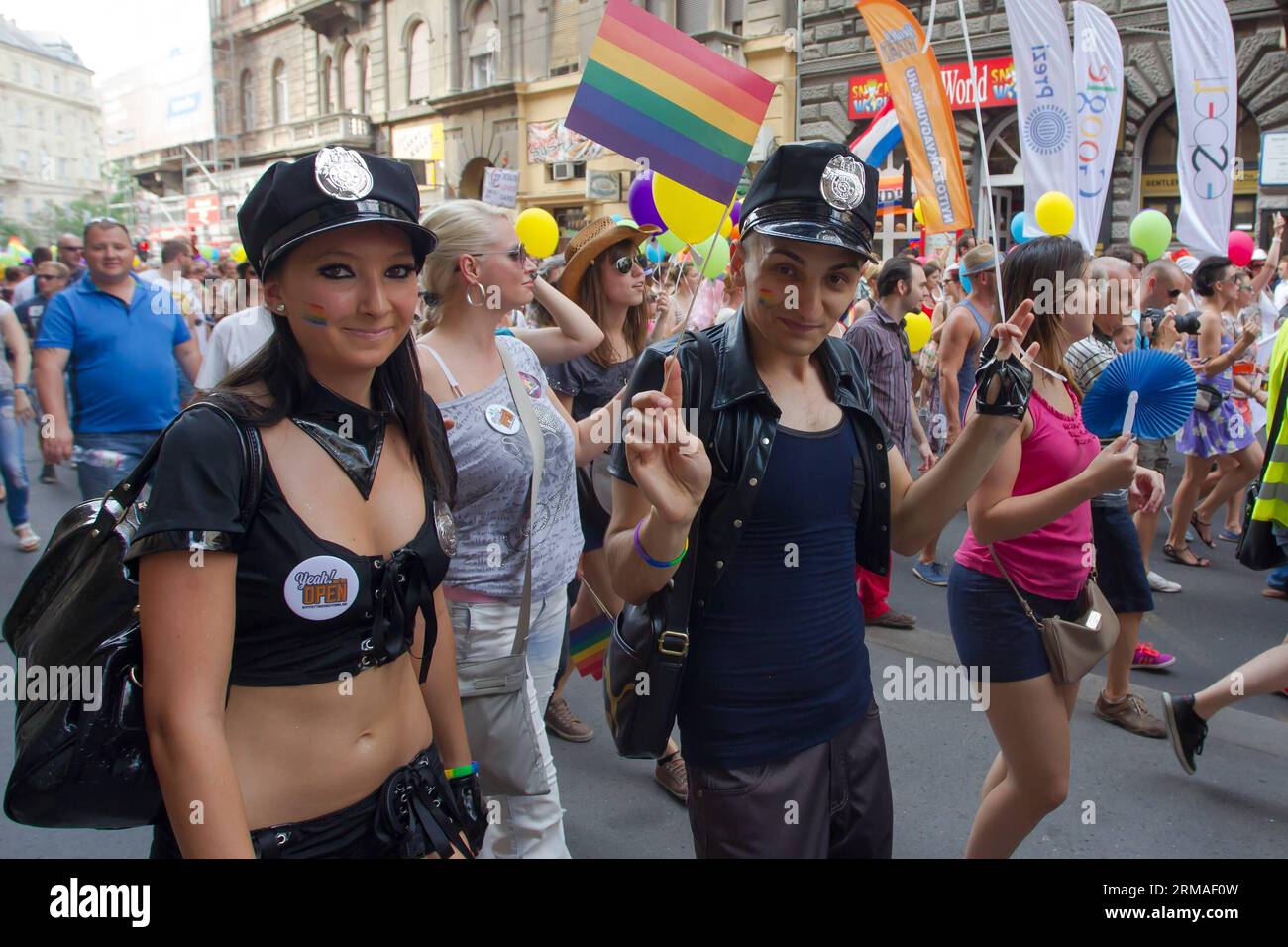 (140706) -- BUDAPEST, 5 de julio de 2014 (Xinhua) -- Participantes de la marcha del Desfile del Orgullo Gay en Budapest, Hungría, 5 de julio de 2014. El tema del desfile fue Orgullo de Budapest: 365 , lo que significa que los participantes se esforzaron por ser aceptados durante todo el año, no solo en este día. Varios grupos que afirman representar los valores familiares realizaron contra-manifestaciones a lo largo de la ruta del desfile. La policía arrestó a dos manifestantes.(Xinhua/Attila Volgyi)(ctt) HUNGRÍA-BUDAPEST-GAY PRIDE PARCHADA PUBLICATIONxNOTxINxCHN BUDAPEST 5 2014 DE JULIO XINHUA Participantes de la Marcha del Desfile del Orgullo Gay a través de la ciudad en Foto de stock