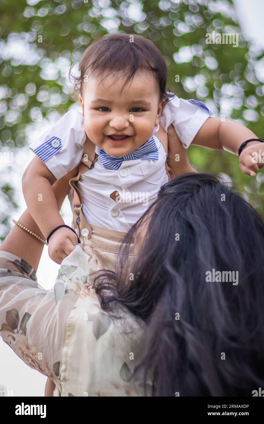 niño lindo aislado con expresión facial inocente en exterior desde diferentes ángulos en el día Foto de stock