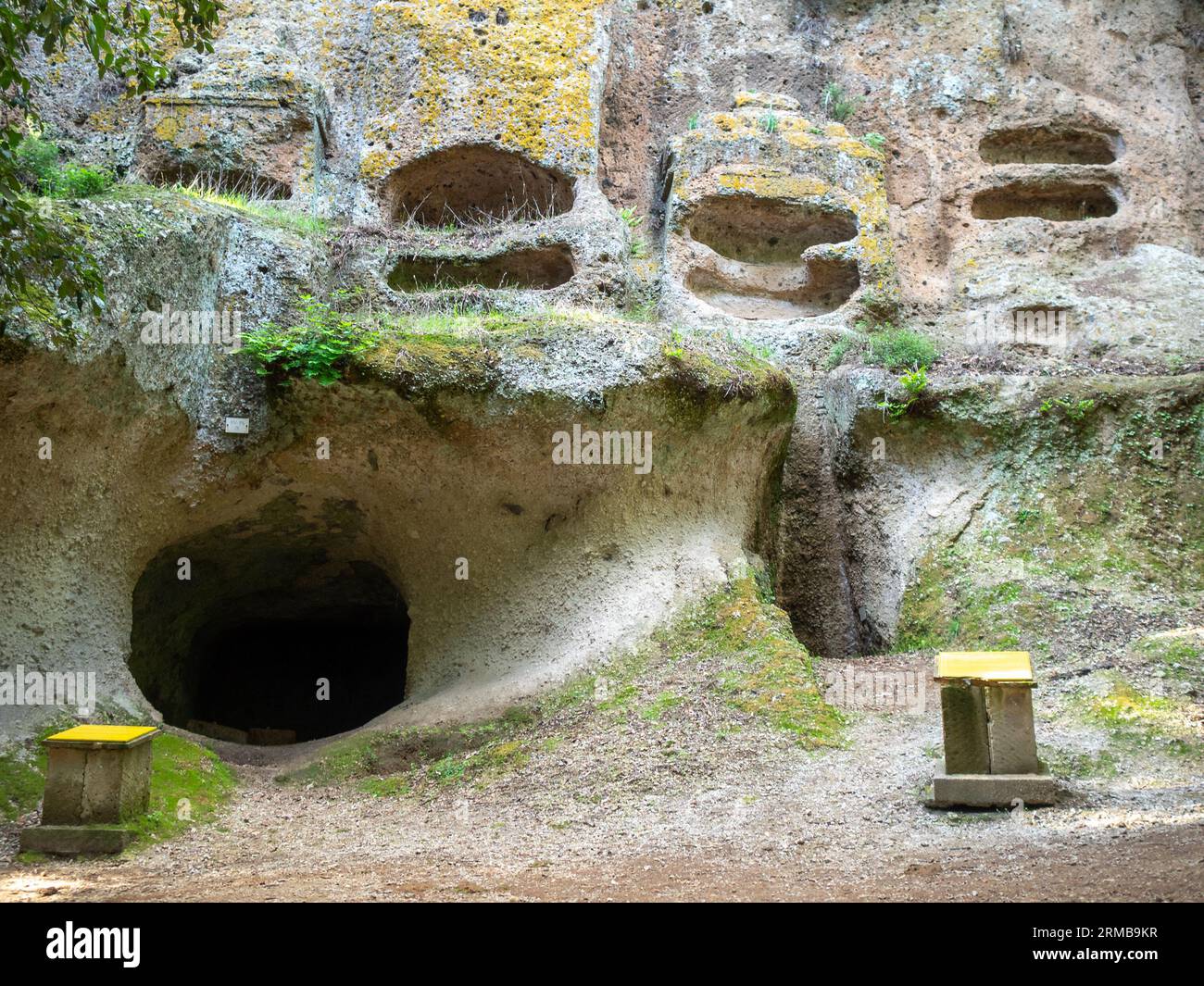 Grupo de tumbas excavadas de la roca de toba, la necrópolis etrusca de Sovana Foto de stock