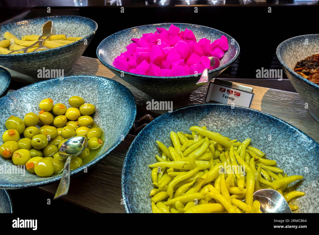 Jordanian Desayuno buffet verduras saladas - nabo, aceitunas en el hotel Sheraton Amman Foto de stock