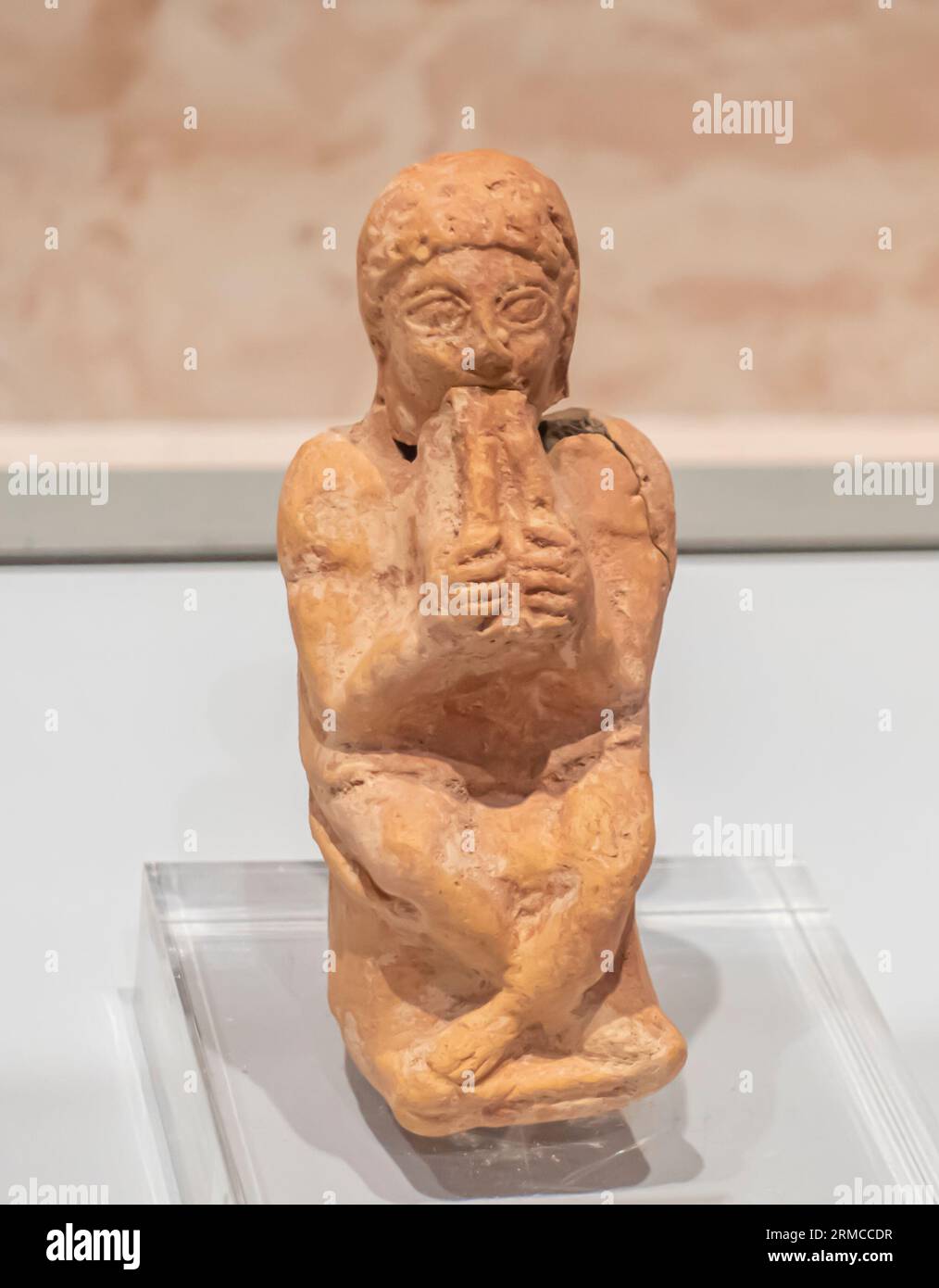 Flauta - - figura de un hombre tocando una flauta doble - patio al-Khazna - Petra Jordan - Nabataean, siglo I d. Foto de stock
