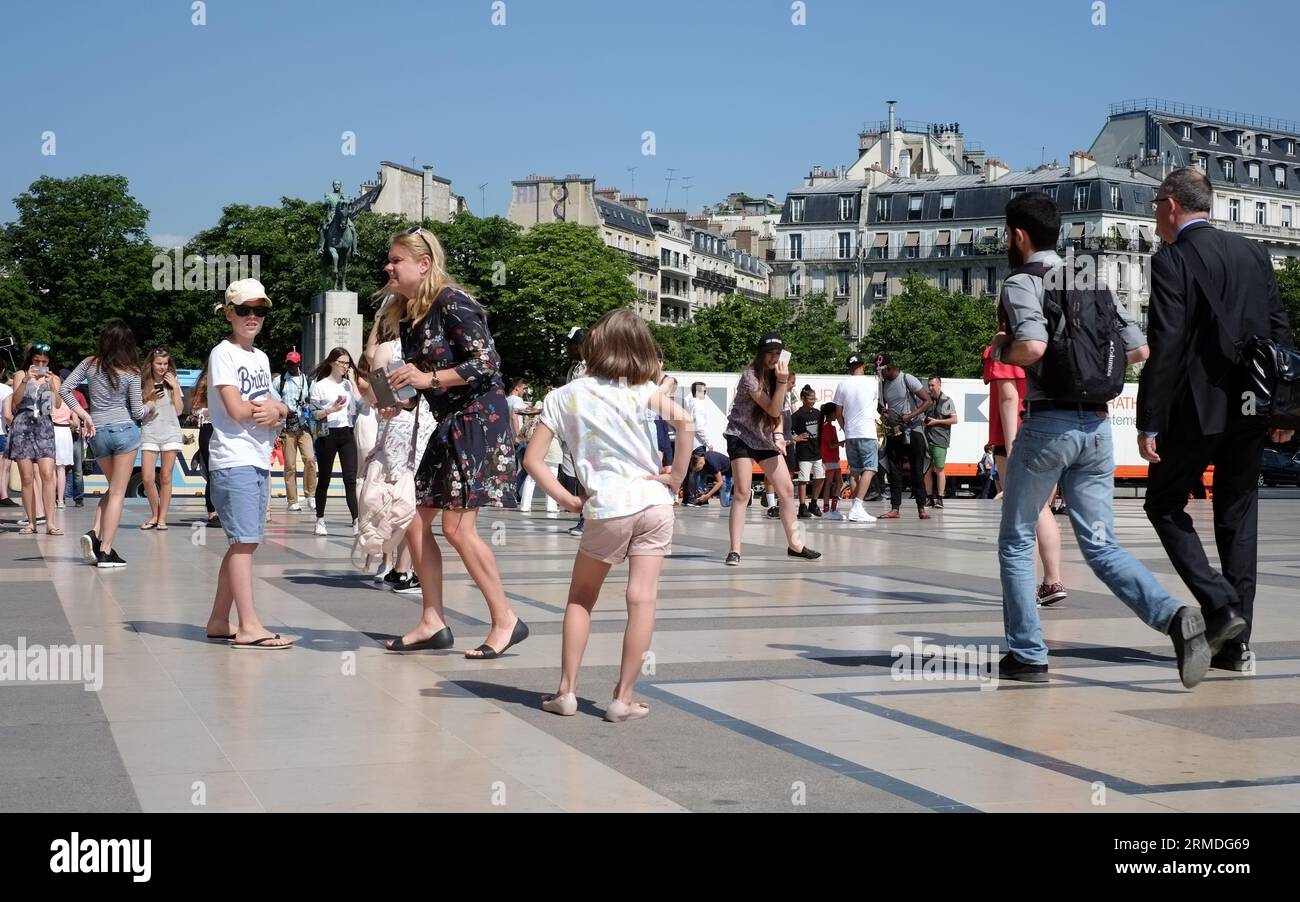 Place du Trocadéro Una madre fotografía a su hija con la mejor vista de París de la Torre Eiffel, un soleado día de verano que los turistas toman fotos en París Foto de stock
