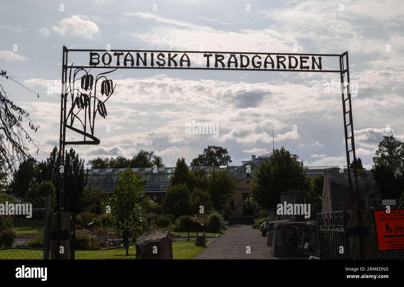 El Jardín Botánico de la Universidad de Uppsala (en sueco: Botaniska trädgården), cerca del Castillo de Uppsala, es el principal jardín botánico perteneciente a la Universidad de Uppsala. En la imagen: . Foto de stock