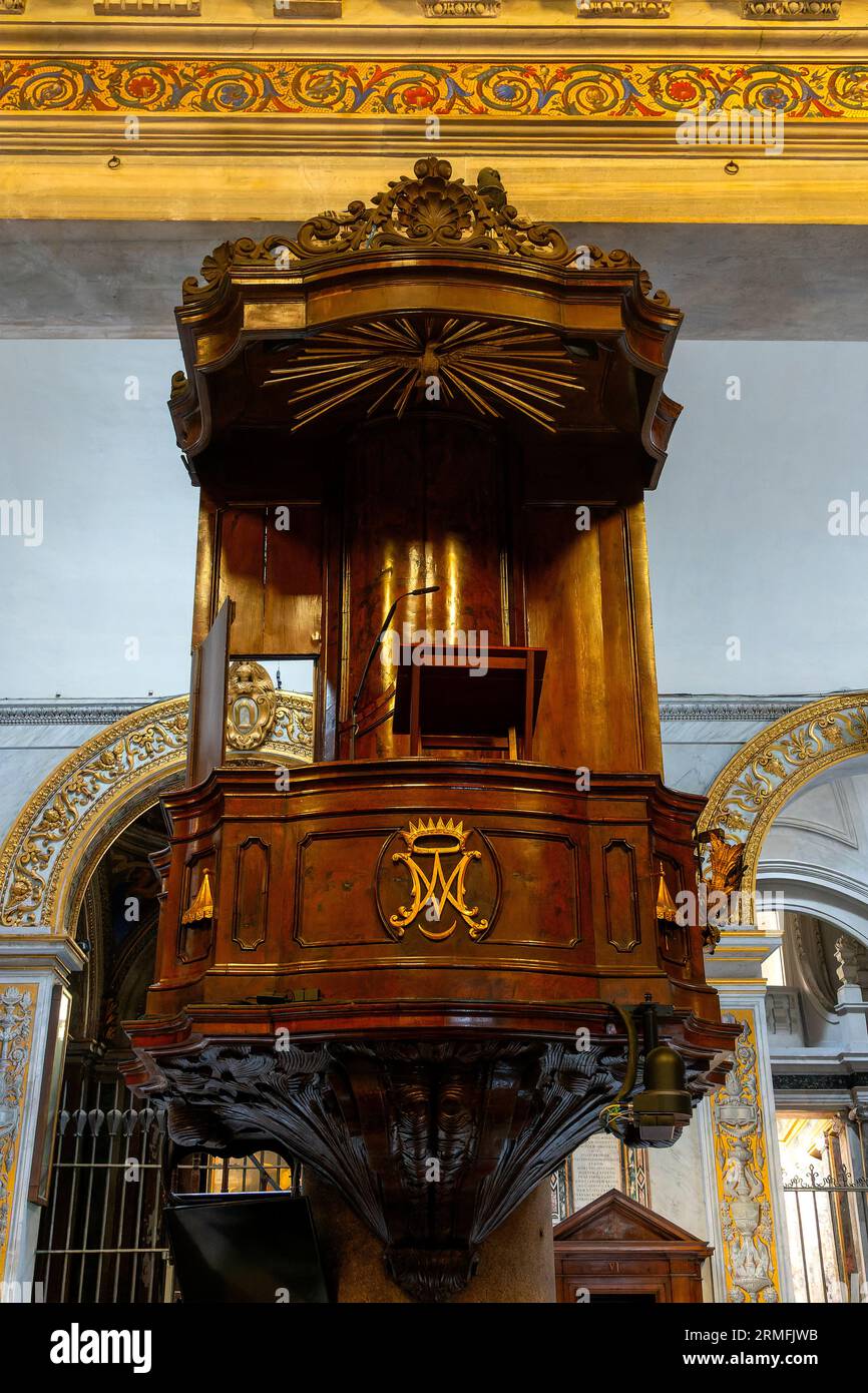 Púlpito de la Iglesia de Santa María en Trastevere, Roma, Italia Foto de stock