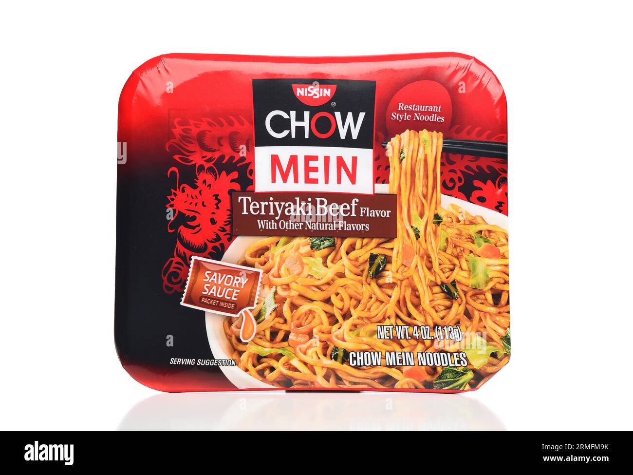 IRIVNE, CALIFORNIA - 27 AGO 2023: Un paquete de Nissin Chow Mein Teriyaki Beef Flavor. Foto de stock