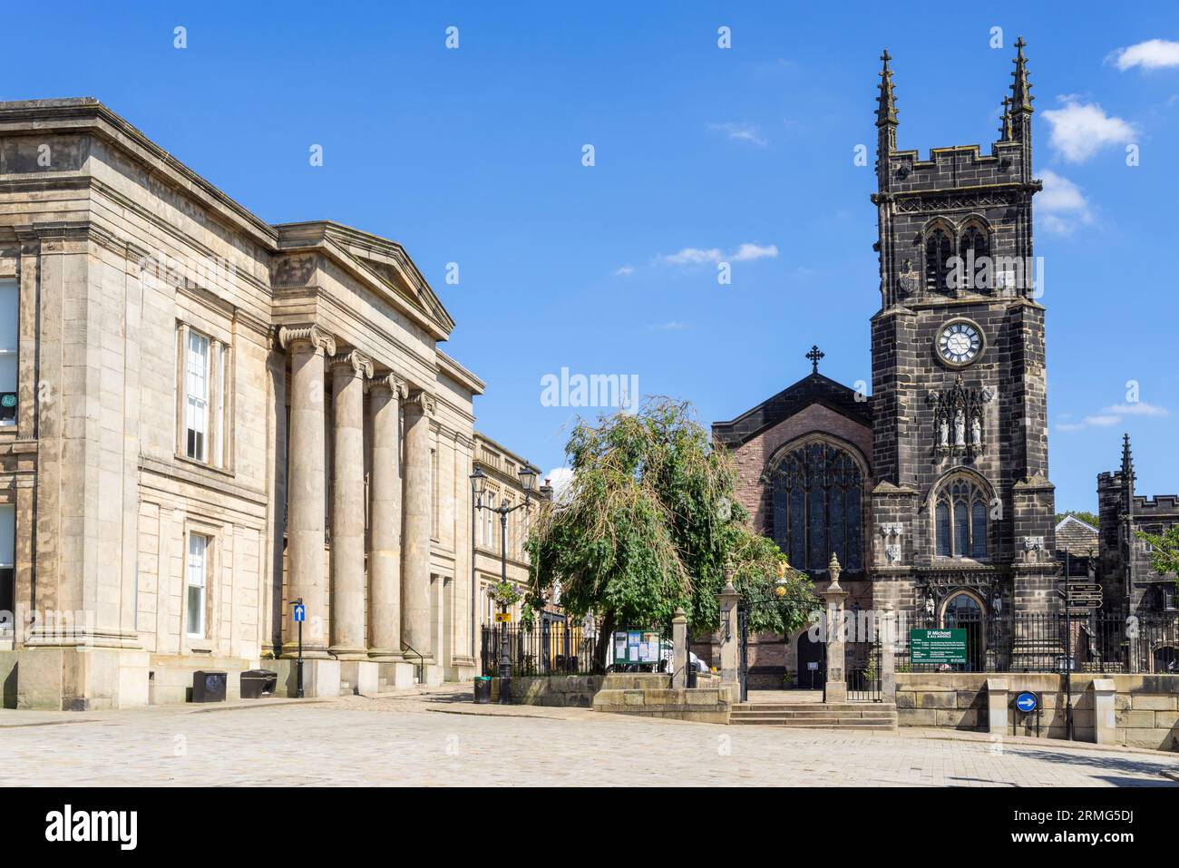 Macclesfield Town Hall Macclesfield y San Miguel y todos los Ángeles Iglesia Macclesfield Cheshire East England Reino Unido GB Europa Foto de stock