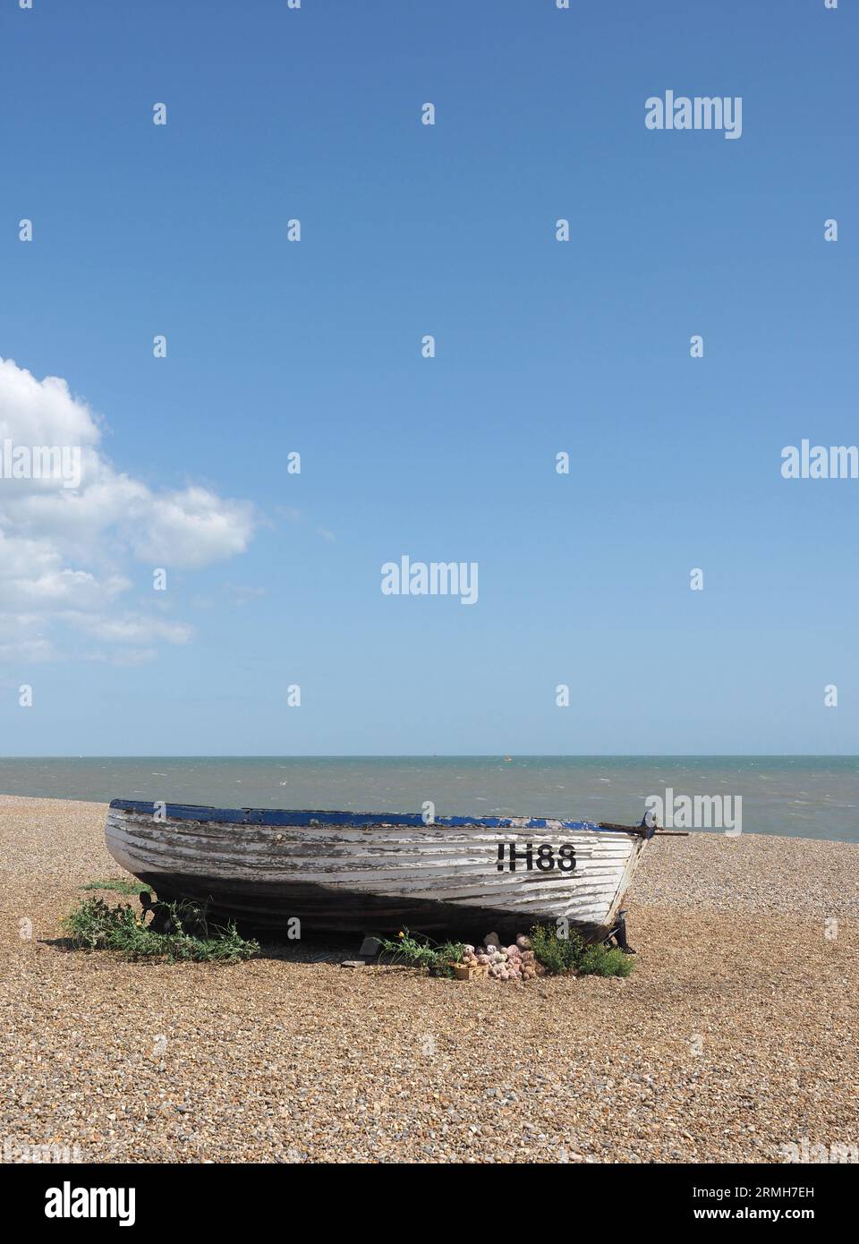 Barco de pesca en la playa en Aldeburgh, Suffolk, Reino Unido Foto de stock