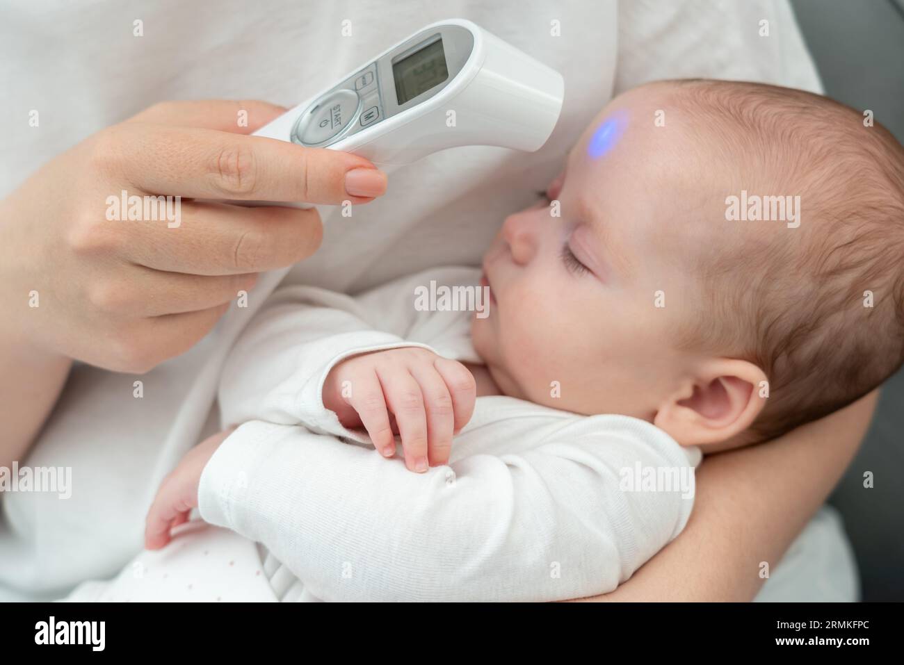 La mujer asegura el bienestar del bebé con tecnología. Concepto de