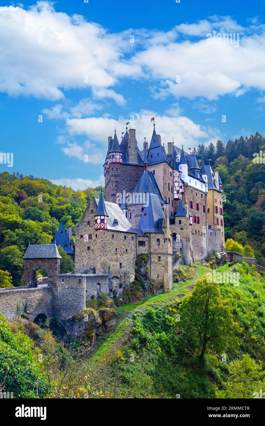 El Castillo de Eltz es uno de los pocos castillos de Europa que aún se conserva completamente. También es uno de los destinos turísticos más populares de Alemania. Foto de stock