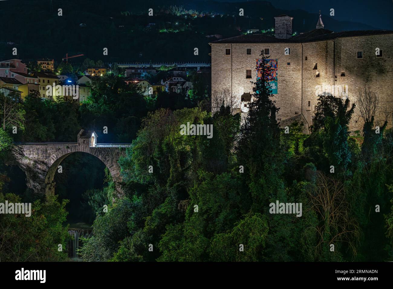 Panorama nocturno del Castillo de Malatesta y el Puente de Cecco, el puente travertino más antiguo de la ciudad de Ascoli Piceno. Ascoli Piceno, región de las Marcas Foto de stock
