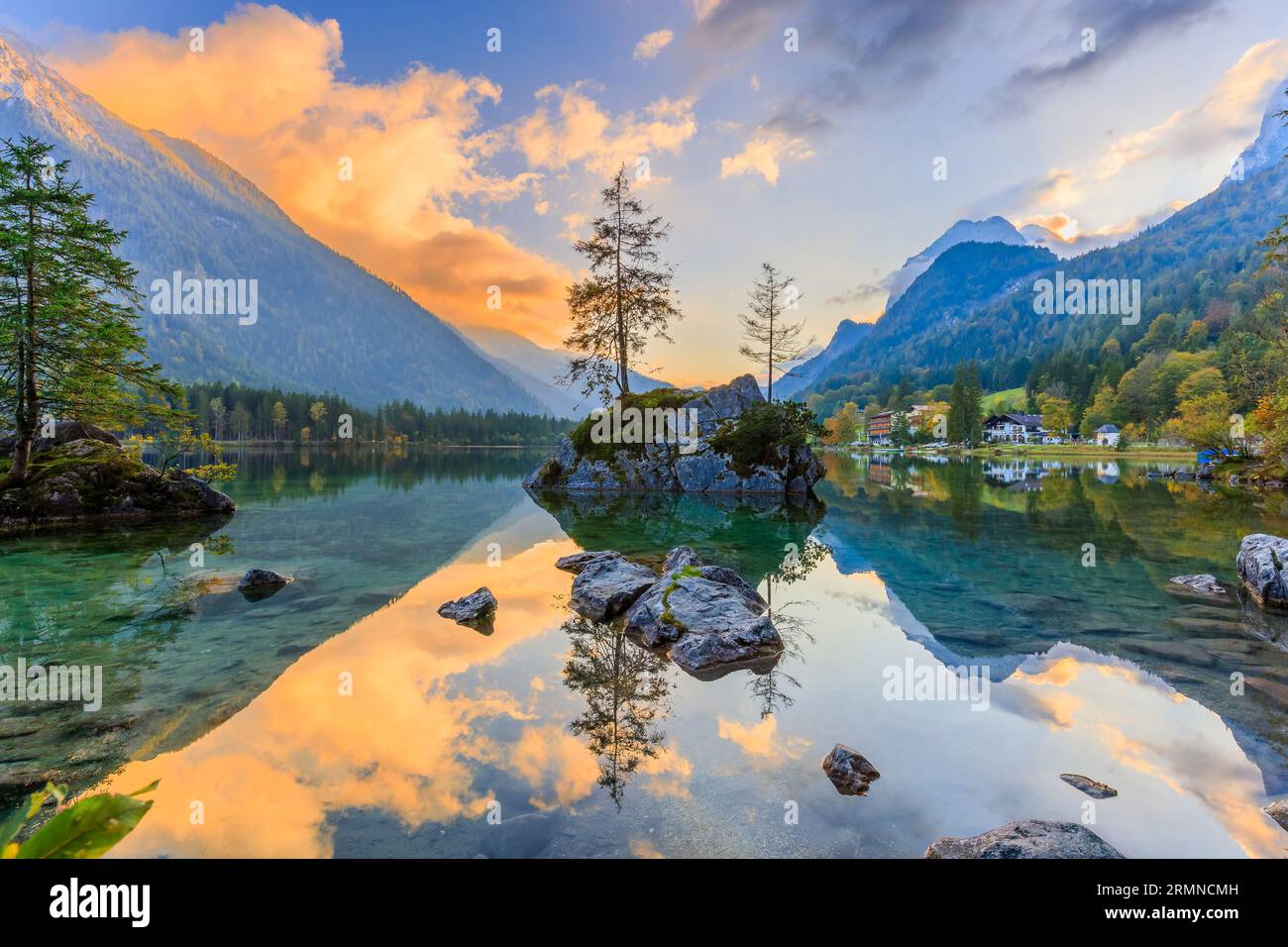 Parque Nacional Berchtesgaden, Alemania. Lago Hintersee y los Alpes bávaros al amanecer. Foto de stock