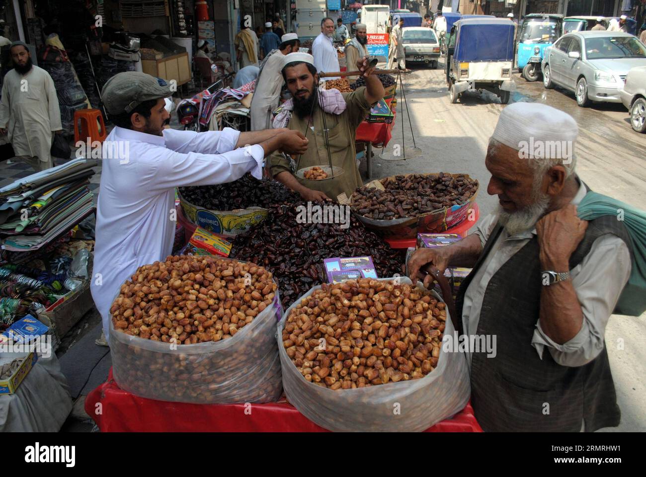 (140721) -- PESHAWAR, 21 de julio de 2014 (Xinhua) -- Los paquistaníes compran fechas en un mercado durante el mes sagrado de Ramadán en Peshawar, en el noroeste de Pakistán, el 21 de julio de 2014. La mayoría de los paquistaníes rompen su ayuno con fechas durante el Ramadán. (Xinhua/Umar Qayyum) PAKISTÁN-RAMADAN-FECHAS PUBLICATIONxNOTxINxCHN Peshawar JULIO 21 2014 DE JULIO LA mayoría de los pakistaníes rompen sus fechas casi con fechas durante el Ramadán XINHUA Umar Qayyum PUBLICATIONxRAVAN PAKISTAN EL 21 2014 de julio Foto de stock