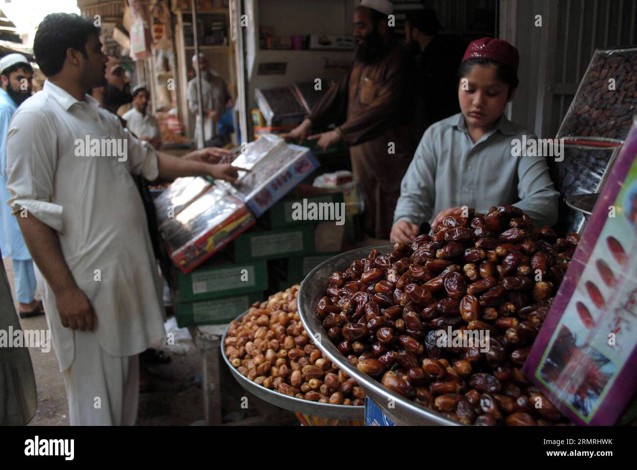 (140721) -- PESHAWAR, 21 de julio de 2014 (Xinhua) -- Los paquistaníes compran fechas en un mercado durante el mes sagrado de Ramadán en Peshawar, en el noroeste de Pakistán, el 21 de julio de 2014. La mayoría de los paquistaníes rompen su ayuno con fechas durante el Ramadán. (Xinhua/Umar Qayyum) PAKISTÁN-RAMADAN-FECHAS PUBLICATIONxNOTxINxCHN Peshawar JULIO 21 2014 DE JULIO LA mayoría de los pakistaníes rompen sus fechas casi con fechas durante el Ramadán XINHUA Umar Qayyum PUBLICATIONxRAVAN PAKISTAN EL 21 2014 de julio Foto de stock