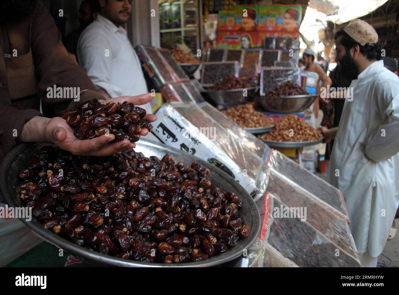 (140721) -- PESHAWAR, 21 de julio de 2014 (Xinhua) -- Los paquistaníes compran fechas en un mercado durante el mes sagrado de Ramadán en Peshawar, en el noroeste de Pakistán, el 21 de julio de 2014. La mayoría de los paquistaníes rompen su ayuno con fechas durante el Ramadán. (Xinhua/Umar Qayyum) PAKISTÁN-RAMADAN-FECHAS PUBLICATIONxNOTxINxCHN Peshawar JULIO 21 2014 DE JULIO LA mayoría de los pakistaníes rompen sus fechas casi con fechas durante el Ramadán XINHUA Umar Qayyum PUBLICATIONxRAVAN PAKISTAN EL 21 2014 de julio Foto de stock