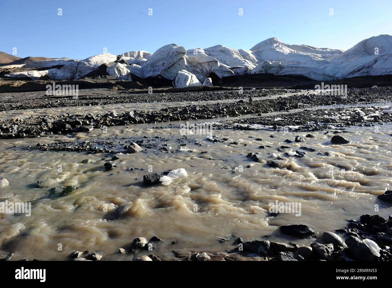 (140728) -- NAGQU, 28 de julio de 2014 (Xinhua) -- Foto tomada el 15 de julio de 2014 muestra el derretimiento del hielo del glaciar Purog Kangri en el condado de Shuanghu, Nagqu, región autónoma del Tíbet del suroeste de China. Como el terreno más alto en las regiones de latitud media del mundo, la meseta de Qinghai-Tíbet de China está ahora bajo la influencia negativa del calentamiento global. El glaciar Purog Kangri, el tercero más grande del mundo, se ha reducido en 50 metros en los últimos 30 años. (Xinhua/Tang Zhaoming) (hdt) CHINA-TIBET-PUROG KANGRI TICILAR-ENCOGIMIENTO (CN) PUBLICATIONxNOTxINxCHN Nagqu Julio 28 2014 XINHUA Foto tomada EL 15 2014 de julio muestra a T Foto de stock