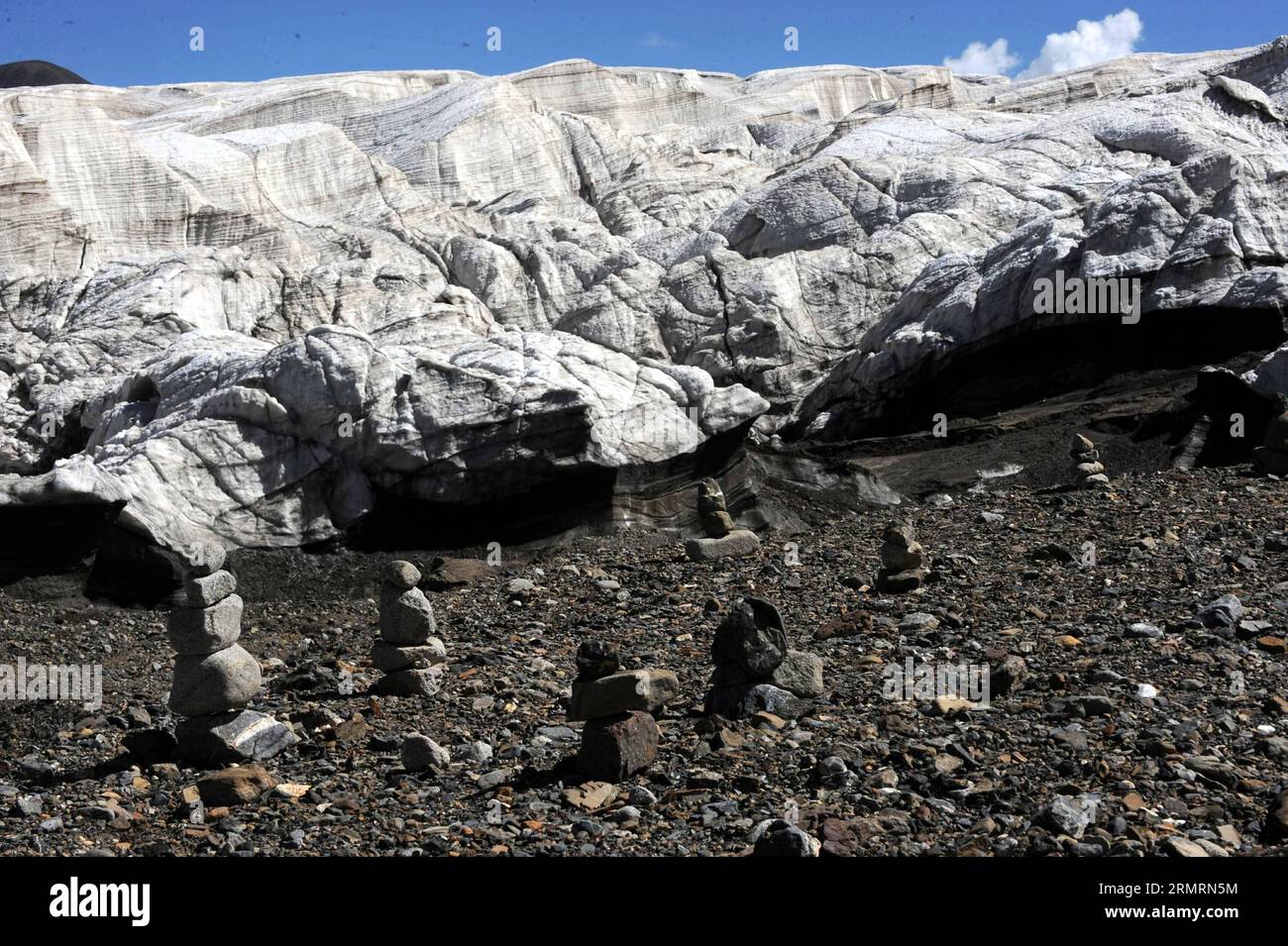 (140728) -- NAGQU, 28 de julio de 2014 (Xinhua) -- Foto tomada el 15 de julio de 2014 muestra el derretimiento del hielo del glaciar Purog Kangri en el condado de Shuanghu, Nagqu, región autónoma del Tíbet del suroeste de China. Como el terreno más alto en las regiones de latitud media del mundo, la meseta de Qinghai-Tíbet de China está ahora bajo la influencia negativa del calentamiento global. El glaciar Purog Kangri, el tercero más grande del mundo, se ha reducido en 50 metros en los últimos 30 años. (Xinhua/Tang Zhaoming) (hdt) CHINA-TIBET-PUROG KANGRI TICILAR-ENCOGIMIENTO (CN) PUBLICATIONxNOTxINxCHN Nagqu Julio 28 2014 XINHUA Foto tomada EL 15 2014 de julio muestra a T Foto de stock