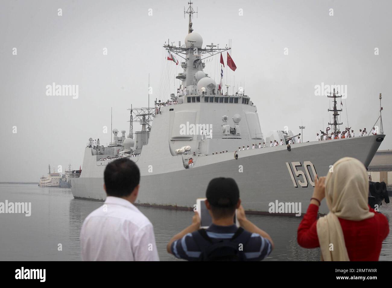 (140921) -- BANDAR ABBAS, -- La gente toma fotos del destructor Changchun de la 17ª flota naval de escolta china en el puerto sur de Bandar Abbas, Irán, el 20 de septiembre de 2014. La 17ª flota naval de escolta china atracó el sábado en el puerto de Bandar Abbas, en el sur de Irán, para una visita de cinco días. IRÁN-BANDAR ABBAS-FLOTA DE ESCOLTA CHINA-VISITA AhmadxHalabisaz PUBLICATIONxNOTxINxCHN Bandar Abbas Celebridades toman fotos del Destructor Changchun de la 17ª Flota Naval de escolta china en el puerto sur de Bandar Abbas Irán EL 20 2014 de septiembre La 17ª Flota Naval de escolta china atracó en EL sur de Irán S Bandar ABB Foto de stock