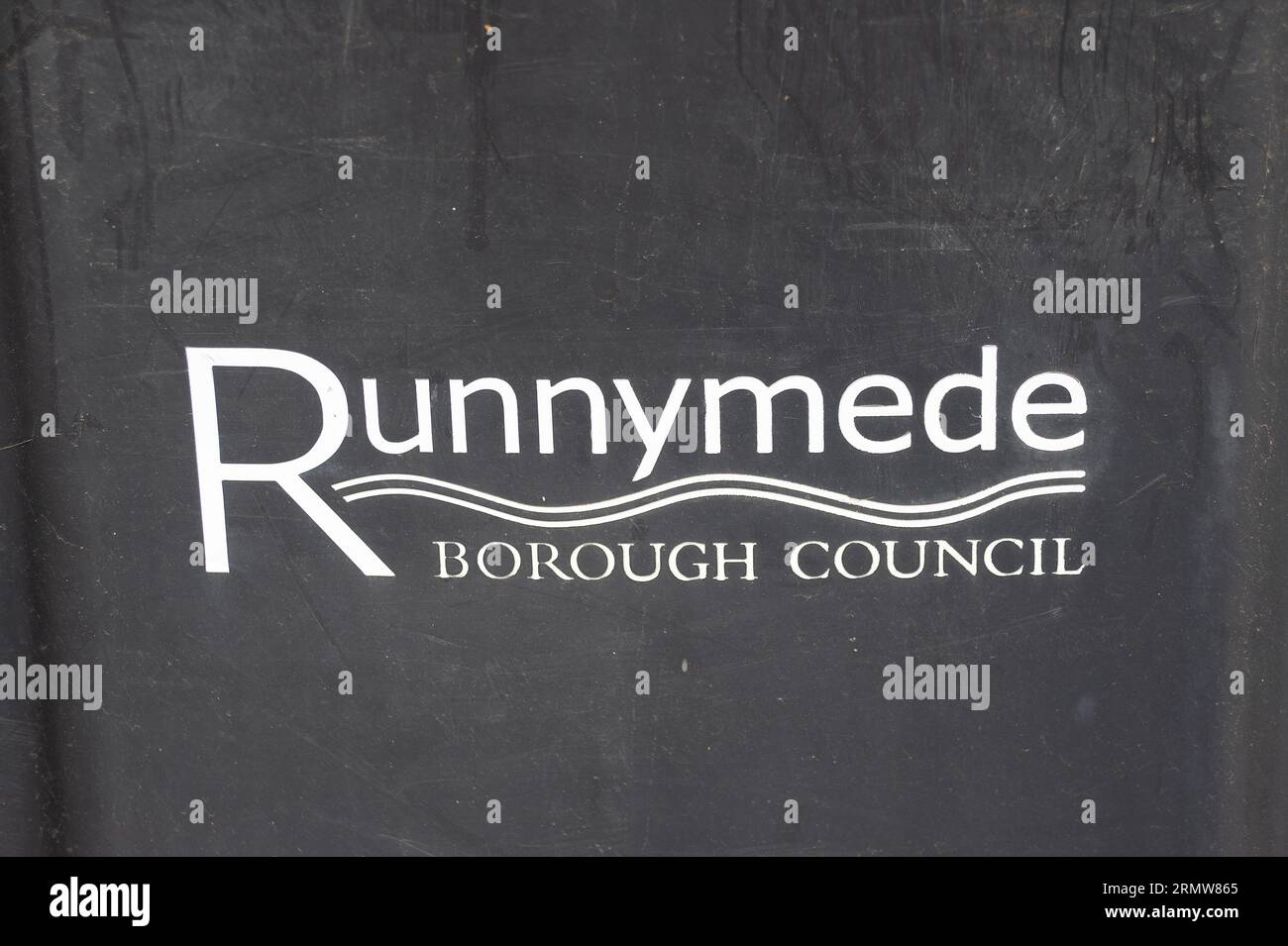 Egham, Surrey, Reino Unido. 30º de agosto de 2023. Un cartel del Consejo del condado de Runnymede en un cubo de basura. El multimillonario donante del Partido Tory, Surinder Arora, de 64 años, ha recibido la orden de demoler un ala del hotel cinco estrellas Fairmont Windsor Park en Egham, Surrey, después de supuestamente hacer cambios en el edificio sin permiso de planificación. Agregó un ala adicional al hotel de cinco estrellas y amplió el edificio sin obtener el permiso de planificación requerido del consejo del condado de Runnymede. El consejo ha emitido ahora un aviso de ejecución de la planificación que exige al Sr. Arora que derrumbe todo o parte del hotel. La c. Reciente Foto de stock