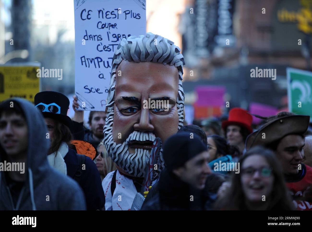 (141031) -- MONTREAL, 31 de octubre de 2014 -- La gente participa en una protesta contra las políticas y medidas de austeridad económica del gobierno liberal provincial en el centro de Montreal, Canadá, 31 de octubre de 2014. Más de 5.000 sindicalistas salieron el viernes a la calle en Montreal para protestar contra las políticas de austeridad del gobierno local. CANADÁ-MONTREAL-DEMOSTRACIÓN-AUSTERIDAD MohamedxKadri PUBLICATIONxNOTxINxCHN MONTREAL OCT 31 2014 celebridades participan en una protesta contra las políticas y medidas económicas del gobierno liberal provincial en el centro de Montreal Canadá OCT 31 2014 Más de 5 000 sindicalistas viernes t Foto de stock