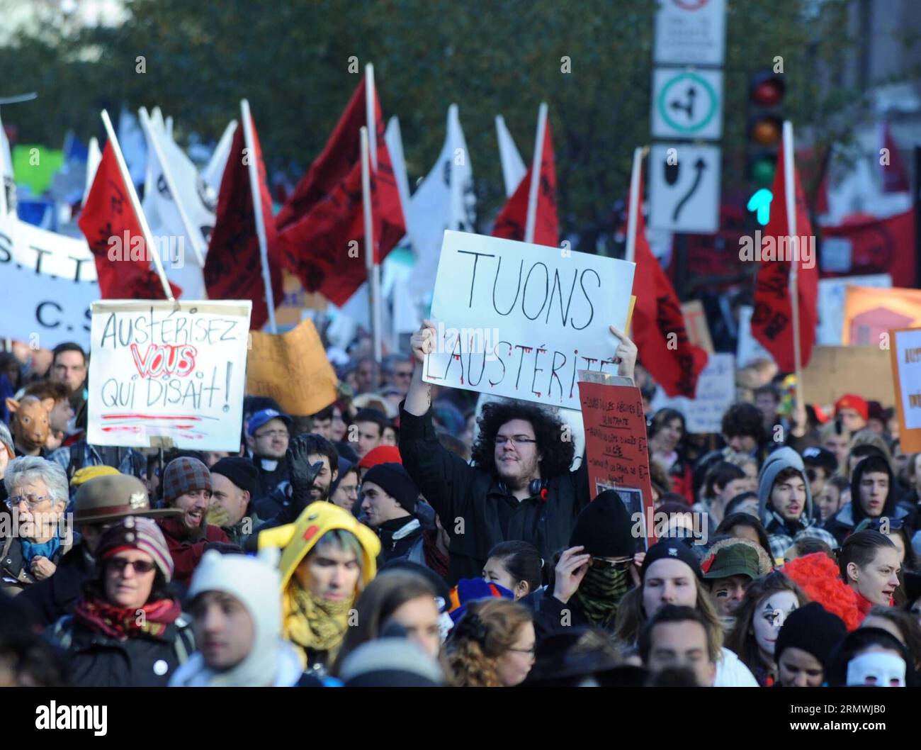 (141031) -- MONTREAL, 31 de octubre de 2014 -- La gente participa en una protesta contra las políticas y medidas de austeridad económica del gobierno liberal provincial en el centro de Montreal, Canadá, 31 de octubre de 2014. Más de 5.000 sindicalistas salieron el viernes a la calle en Montreal para protestar contra las políticas de austeridad del gobierno local. CANADÁ-MONTREAL-DEMOSTRACIÓN-AUSTERIDAD MohamedxKadri PUBLICATIONxNOTxINxCHN MONTREAL OCT 31 2014 celebridades participan en una protesta contra las políticas y medidas económicas del gobierno liberal provincial en el centro de Montreal Canadá OCT 31 2014 Más de 5 000 sindicalistas viernes t Foto de stock