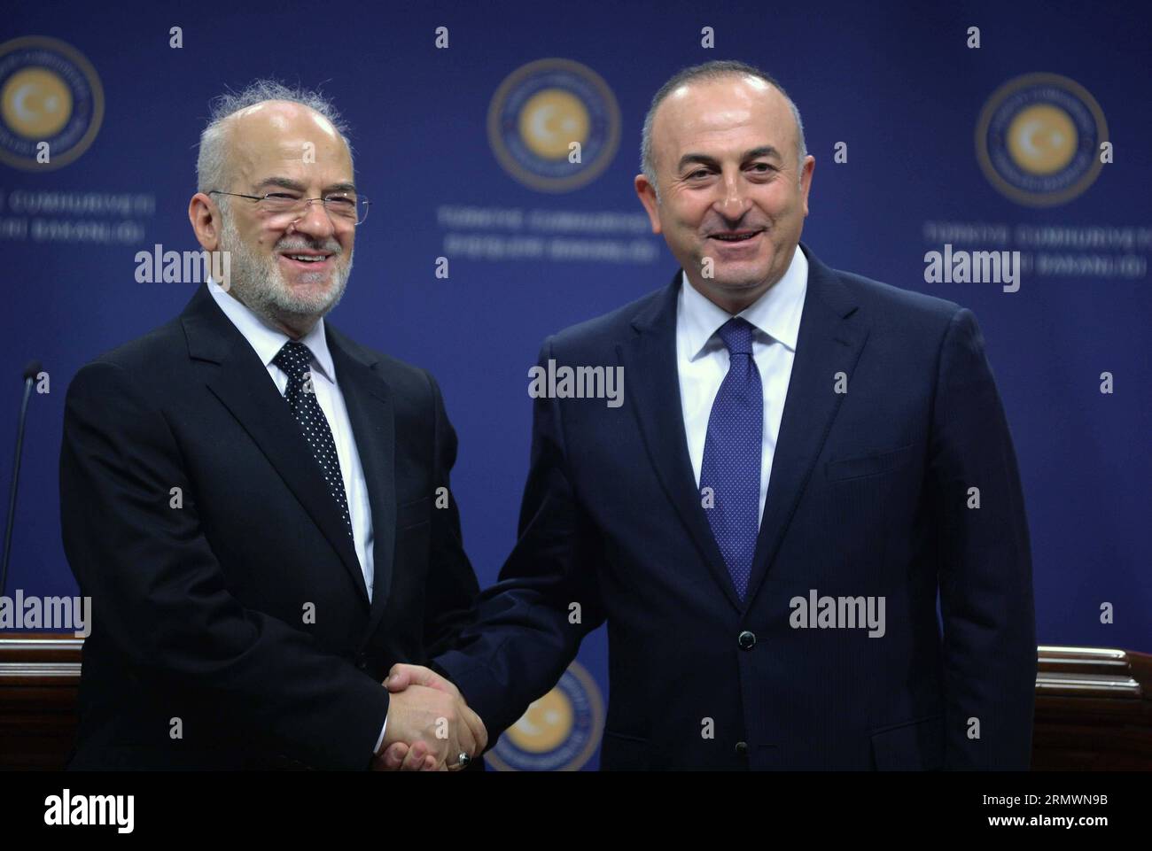 (141105) -- ANKARA, 5 de noviembre de 2014 -- El ministro de Asuntos Exteriores turco Mevlut Cavusoglu(R) se da la mano con el ministro de Asuntos Exteriores iraquí Ibrahim al-Jaafari durante una conferencia de prensa conjunta después de sus conversaciones oficiales en la capital turca de Ankara el 5 de noviembre de 2014. Mevlut Cavusoglu dijo que Turquía apoyaría al pueblo iraquí y al gobierno en su lucha contra el Estado Islámico (EI) y que Turquía ayudaría a Irak a entrenar a su ejército. TURQUÍA-ANKARA-FM-REUNIÓN-PRENSA CONFERENCIA MertxMacit PUBLICATIONxNOTxINxCHN ANKARA Nov 5 2014 Ministros de Asuntos Exteriores turcos r sacuden la mano con la visita de F iraquí Foto de stock