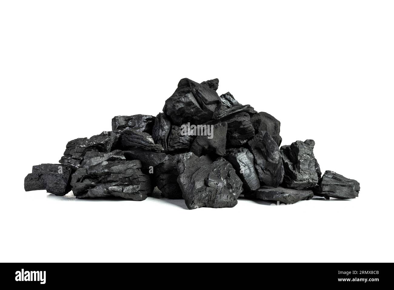trozos de carbón sobre un fondo blanco Foto de stock