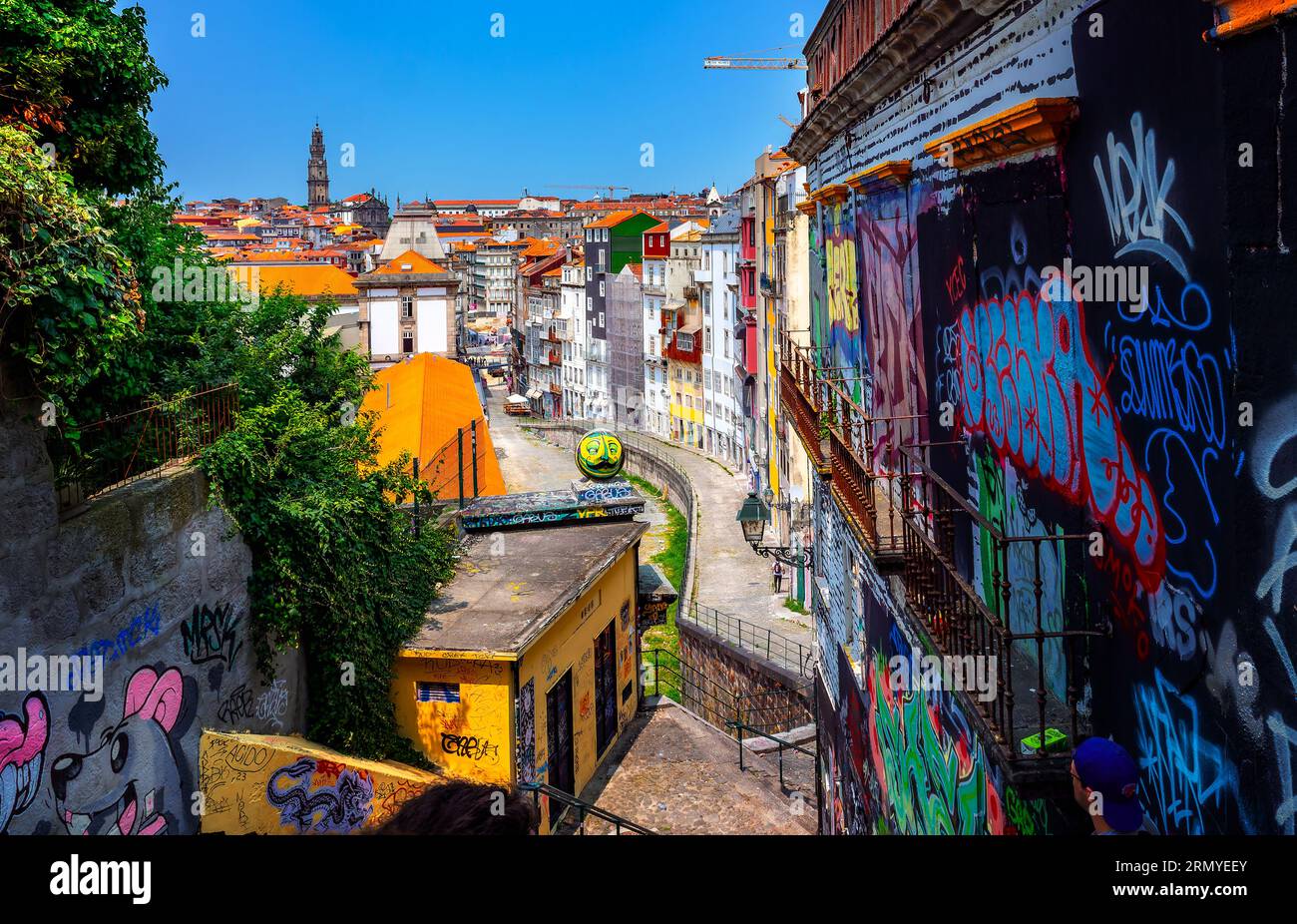 Oporto, PORTUGAL, EUROPA - 26 de junio de 2023: Vista panorámica de una calle estrecha tradicional y casas históricas en la ciudad de Oporto en un día soleado Foto de stock