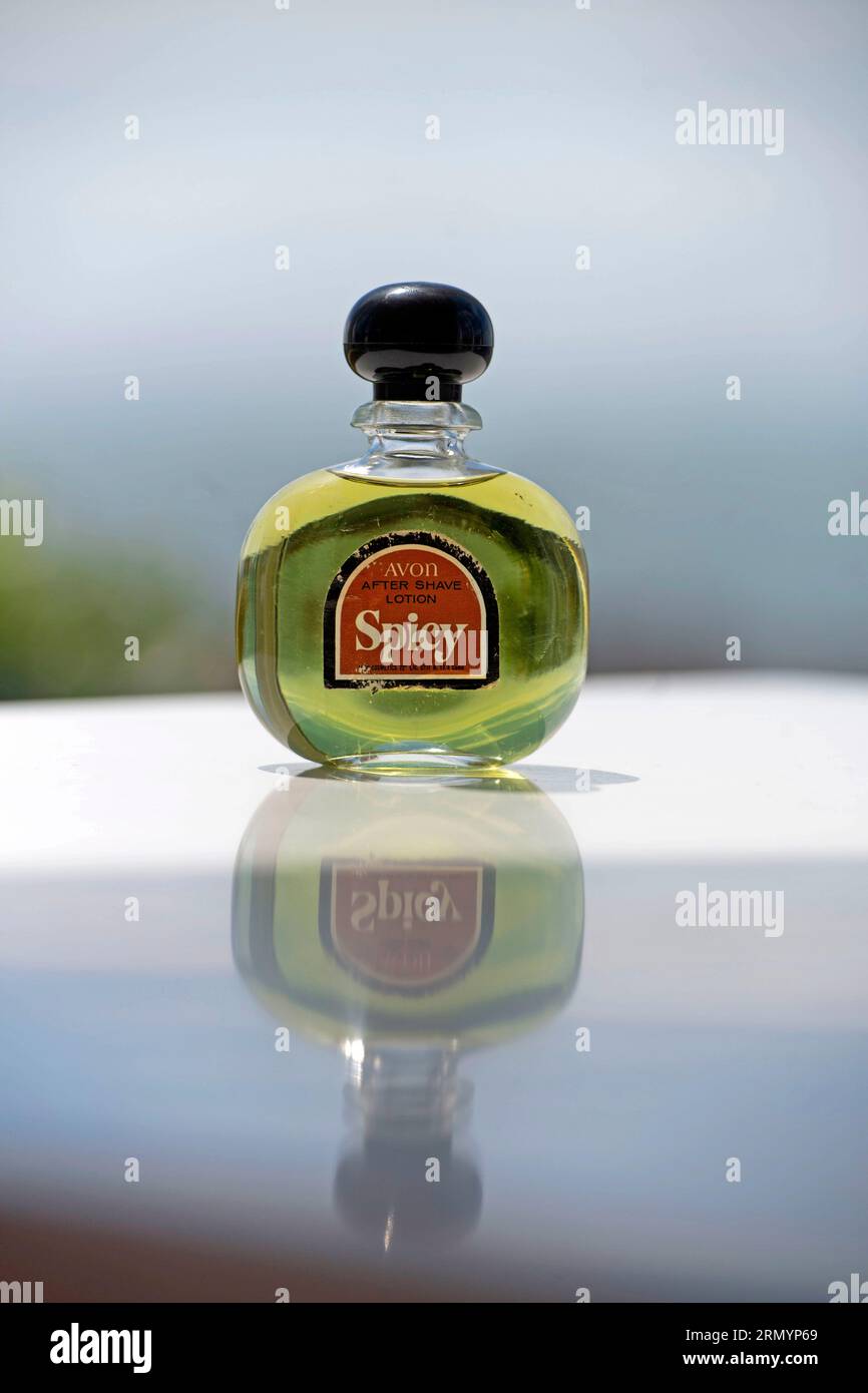 Botella vintage vieja de Avon Spicy Aftershave sin abrir. Foto de stock